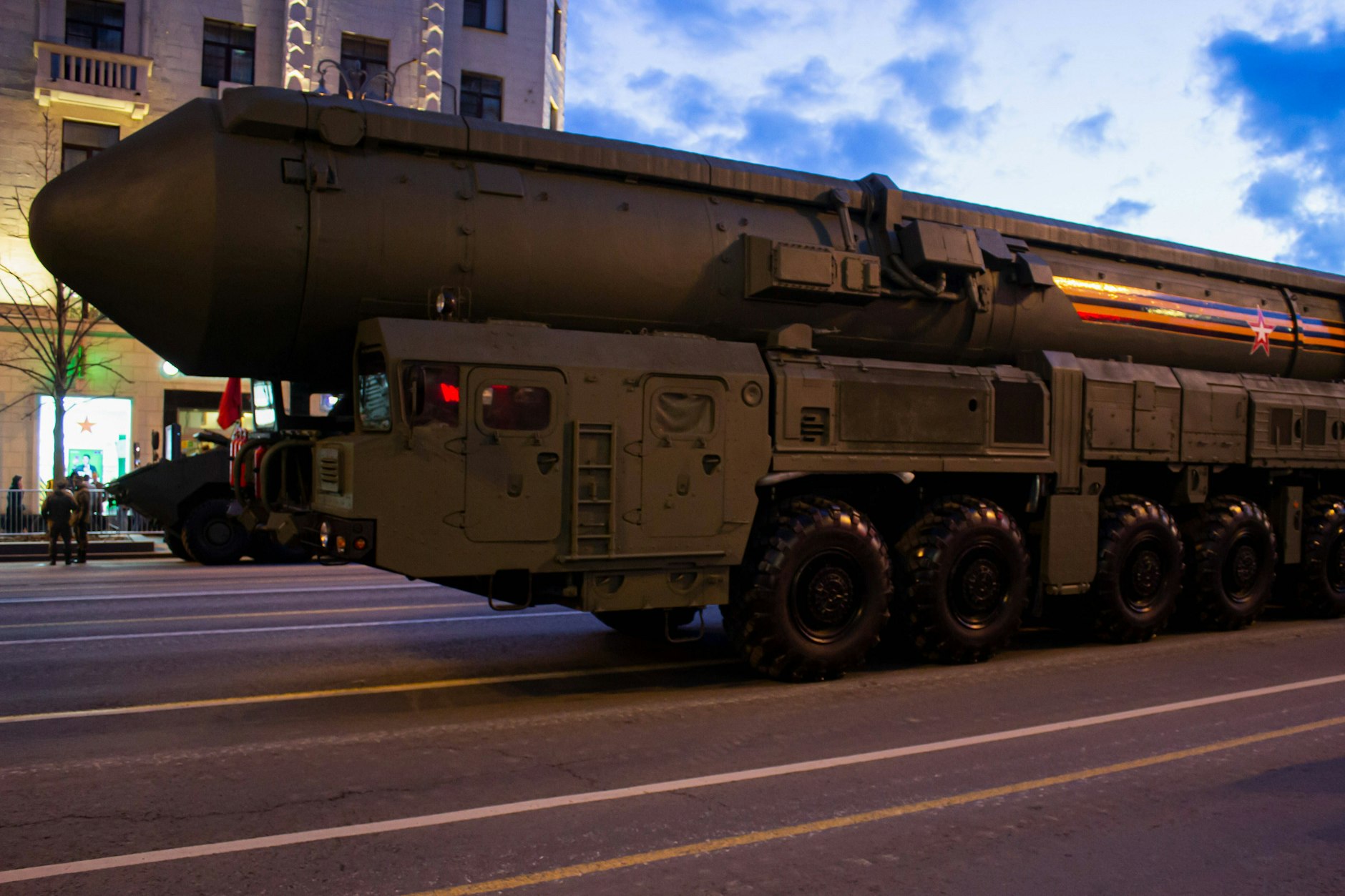 Interkontinentalraketen vom Typ Topol-M auf einem Trägersystem bei einer Militärparade in Moskau – Russland droht dem Westen mit einem Nuklearschlag.