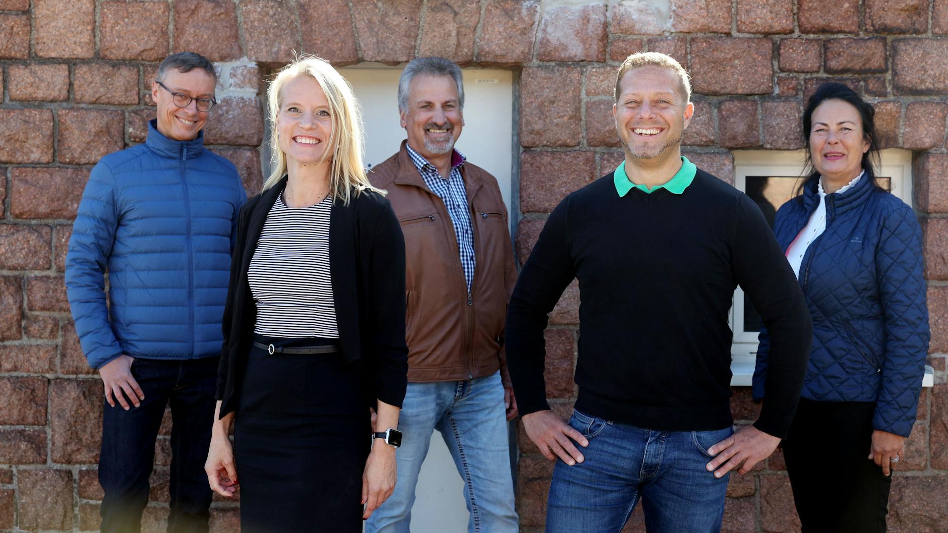 Matthias Oloew, Sprecher der Berliner Bäderbetriebe, Sindy Nachbar, die Badleiterin, Bernd Malessa, Leiter des Facility Managements, Martin Krüger Regionalleiter) Nordost und Katrin Silberbach, die Bauleiterin freuen sich, dass es endlich los geht. 