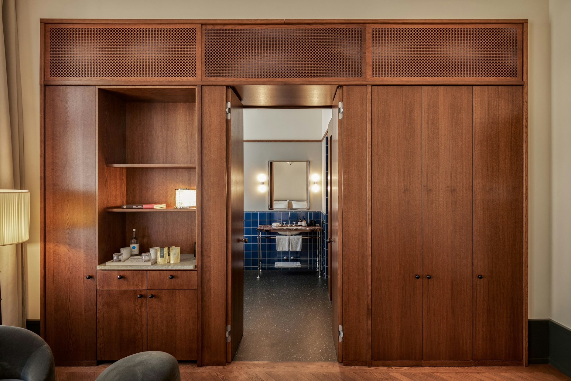 Beletage, Baby: Eichenholz-Einbauten erinnern an die Einbauschränke des klassischen West-Berliner Altbaus.