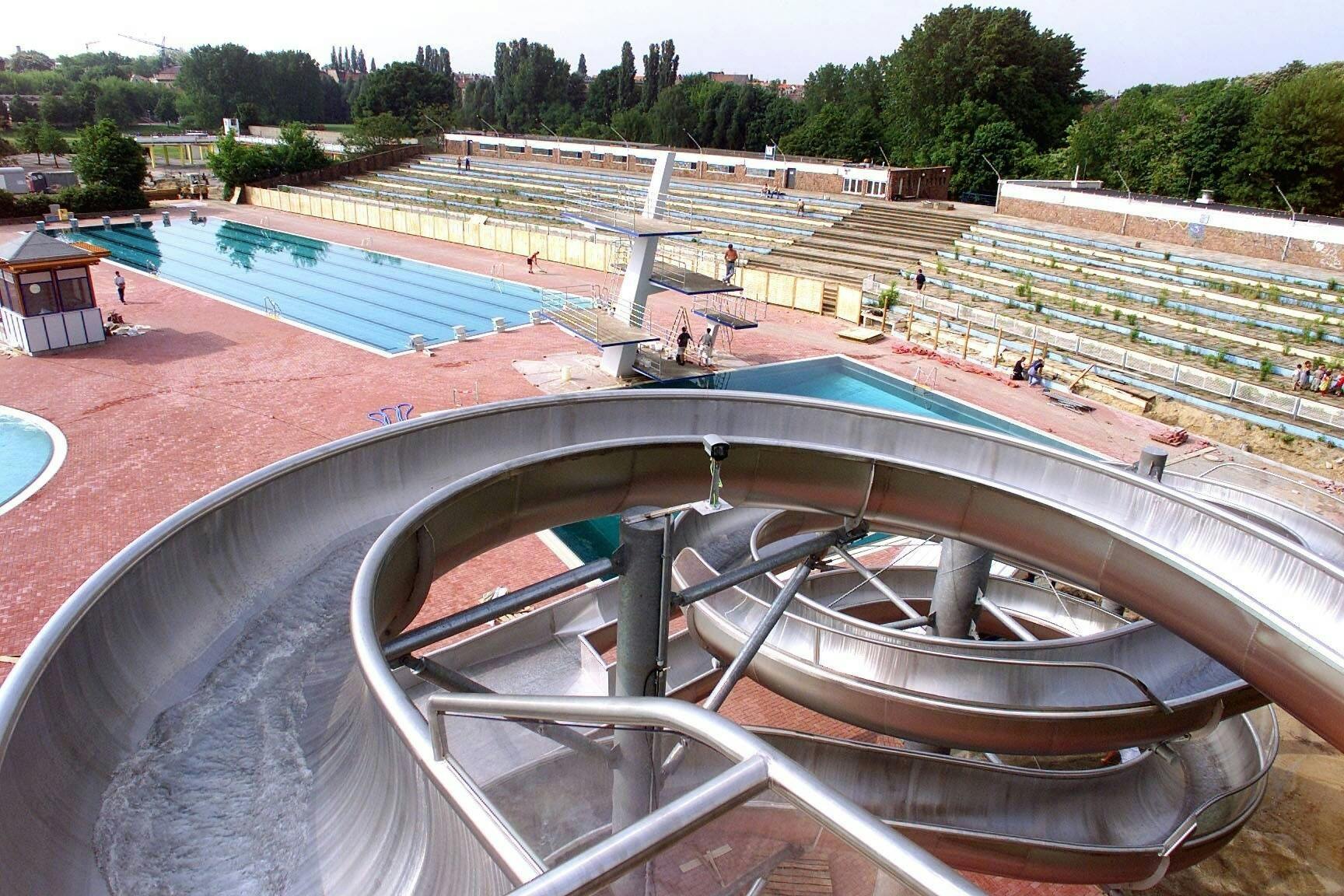 Das Freibad Pankow kurz vor seiner Wiedereröffnung im Jahr 2000. Bei der Sanierung damals reichte das Geld nicht für die Treppe. Aber jetzt wird sie wieder so schön wie früher. 