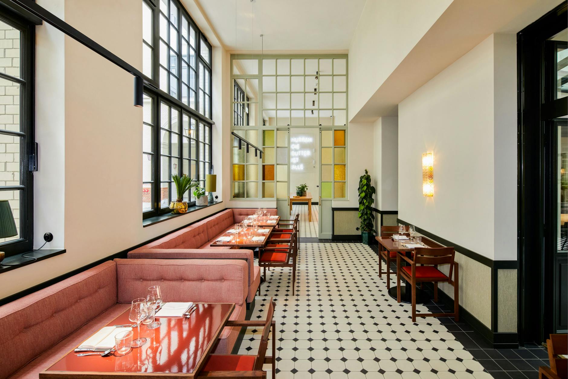 Hier kriegt jeder sein Fett weg: Karl Holmqvists Neonarbeit „Hurrah die Butter ist Alle“ im Speiseraum.