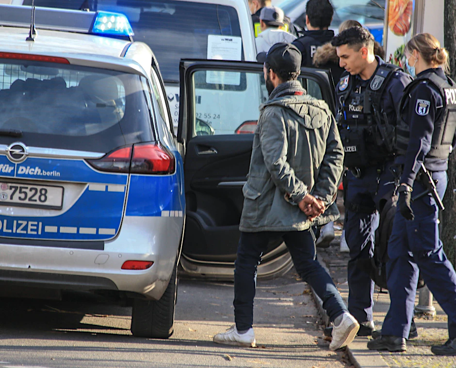 Einsatzkräfte der Polizei führen einen Tatverdächtigen ab (Symbolbild).