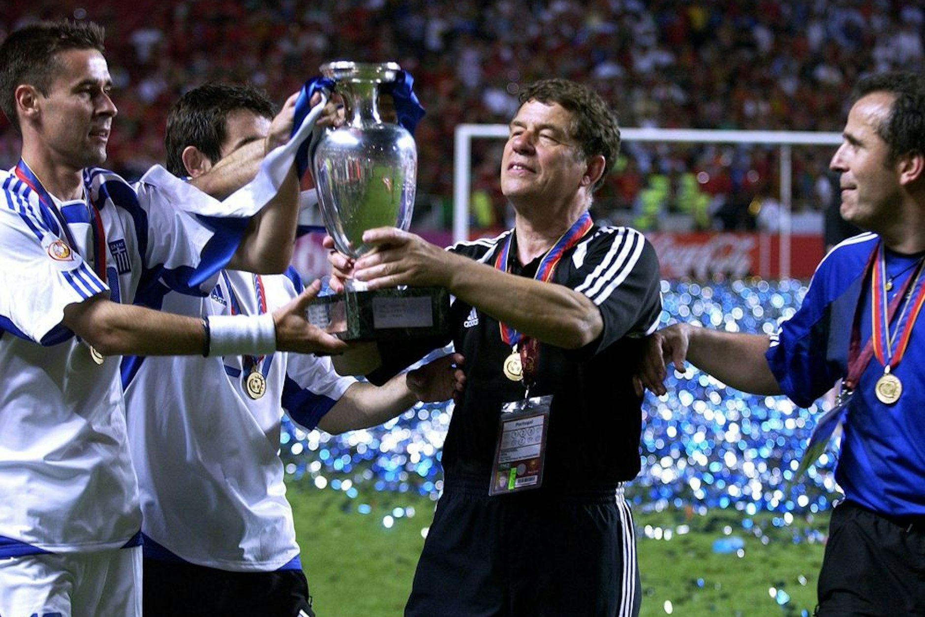 Otto Rehhagel 2004 in Portugal mit der Henri-Delaunay-Trophäe, dem Pokal für den Europameister-Titel.