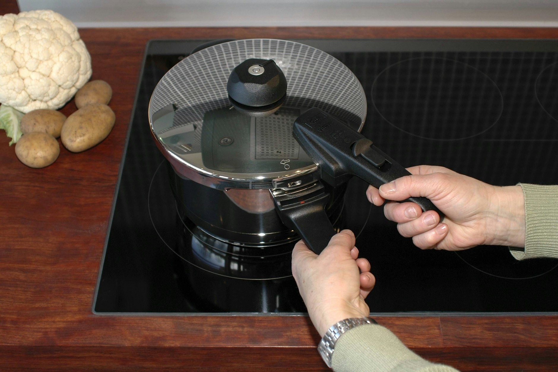 Mit einem Schnellkochtopf kann man auf Dauer richtig viel Energie sparen.