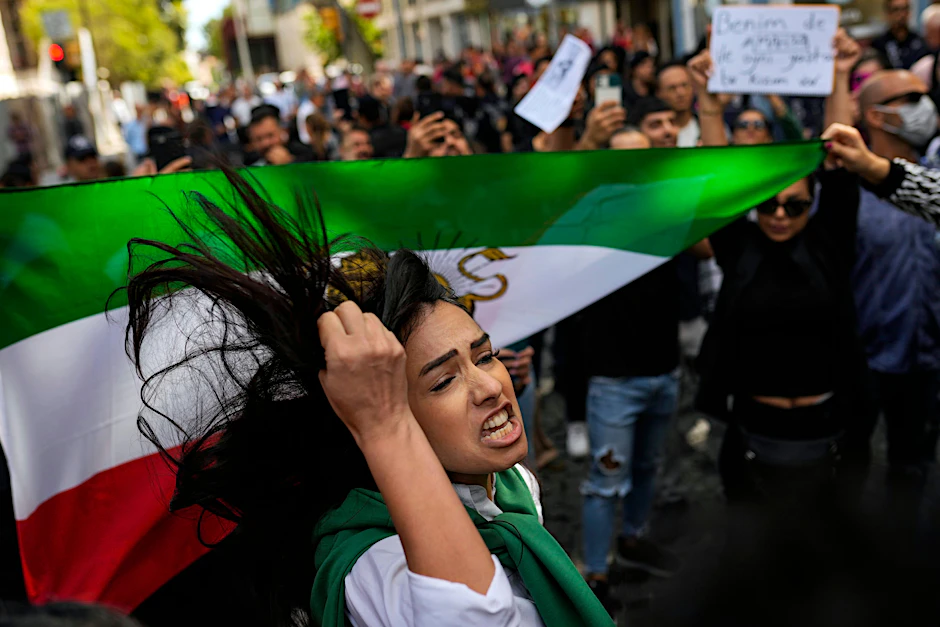 Eine Frau ruft Parolen neben einer iranischen Flagge während eines Protestes gegen den Tod der Iranerin Mahsa Amini vor dem iranischen Generalkonsulat in Istanbul.