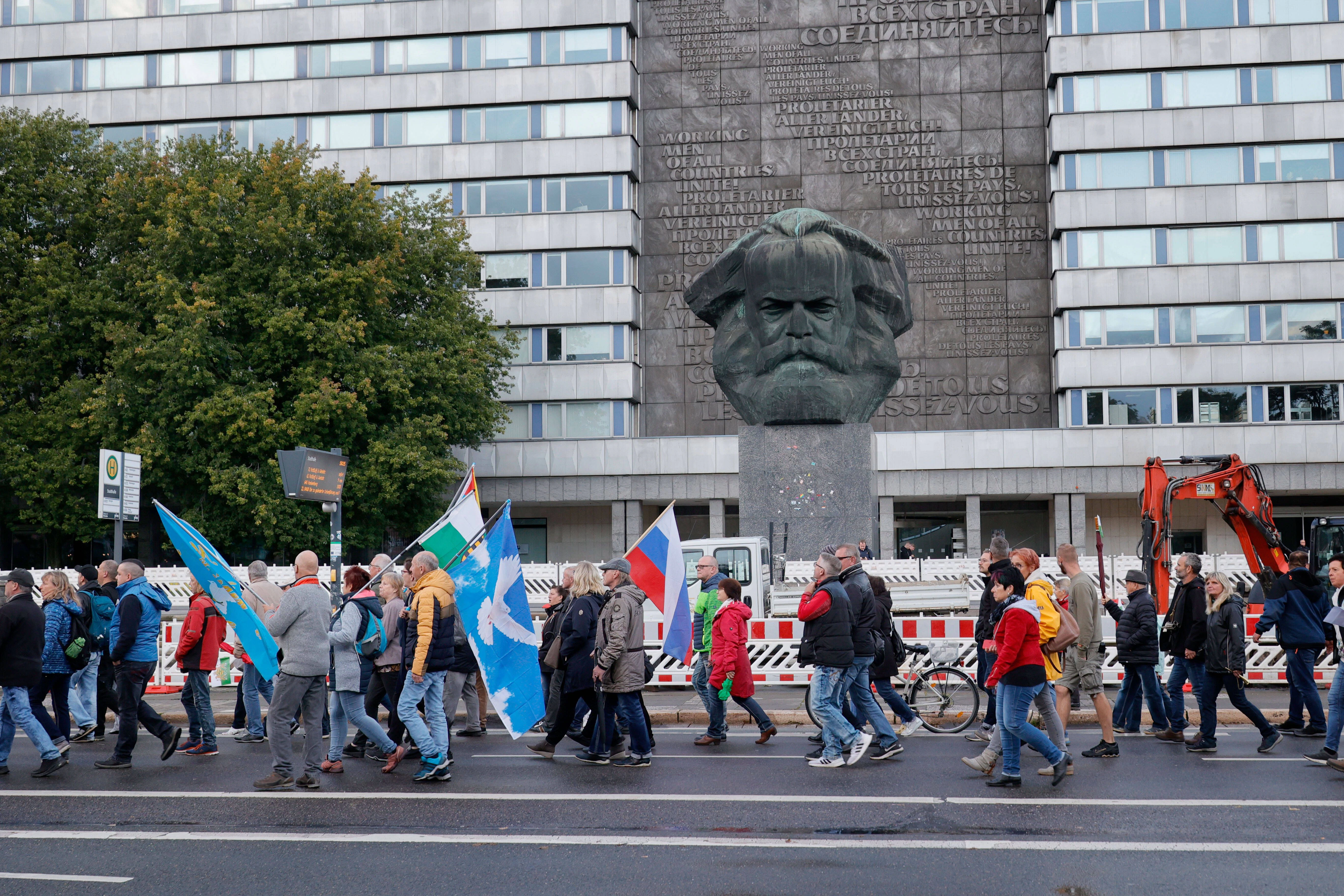 Montag, 19. September in Chemnitz: sogenannte Spaziergänger vor den Augen von Karl „Nischel “Marx.