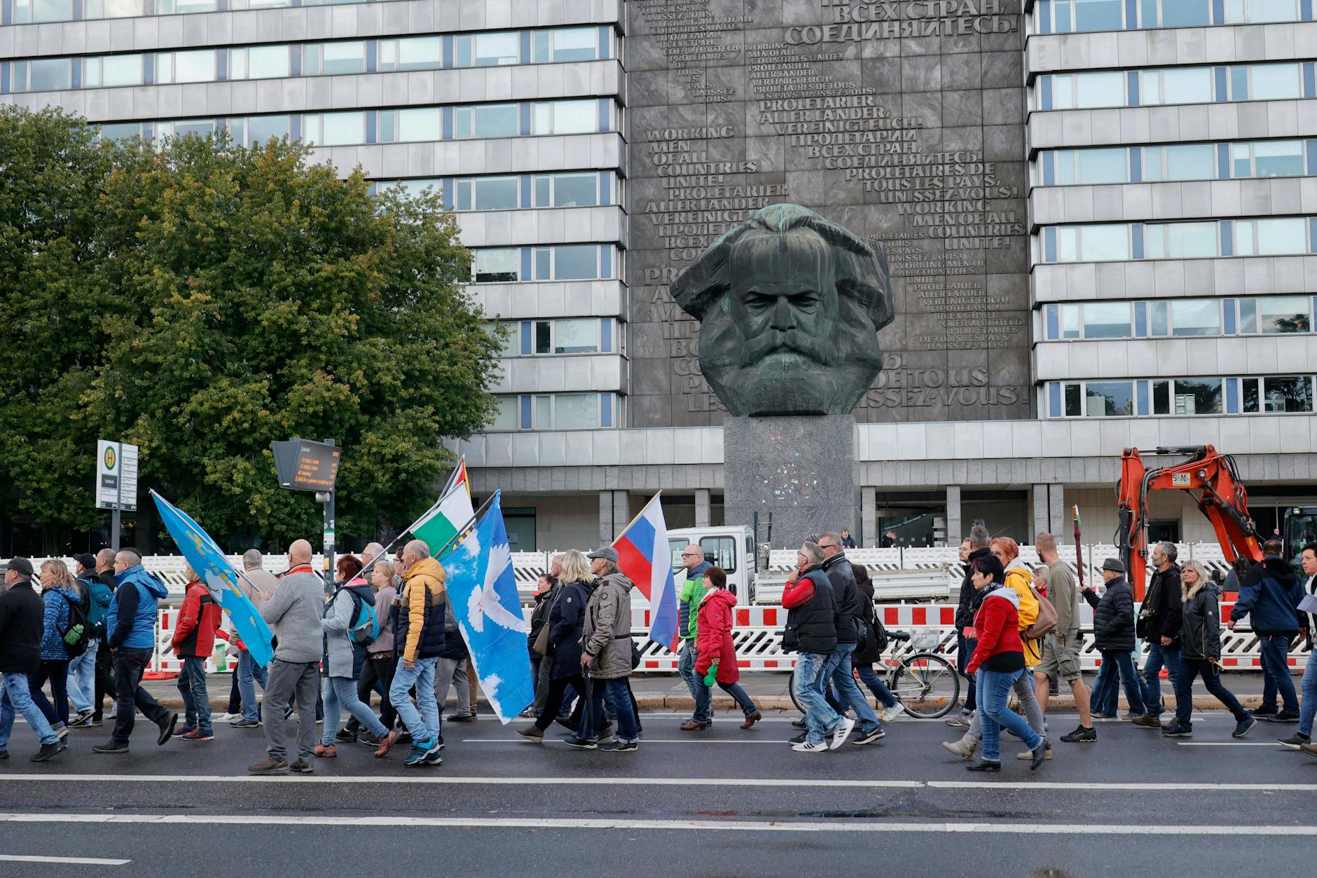 Montag, 19. September in Chemnitz: sogenannte Spaziergänger vor den Augen von Karl „Nischel “Marx.