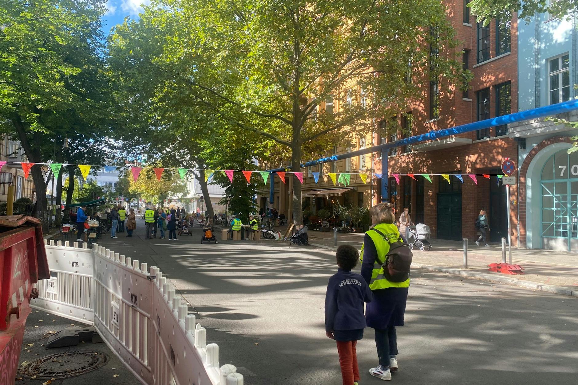 In der Pohlstraße sind am autofreien Tag tatsächlich keine Autos unterwegs, dafür aber spielende Kinder.