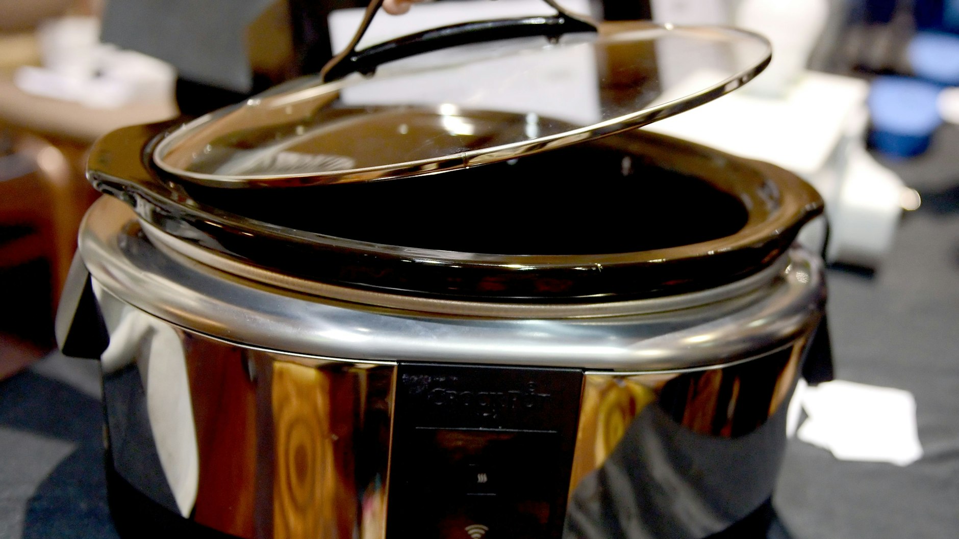 Ein Schnellkochtopf verbraucht gegenüber einem herkömmlichen Topf nur die Hälfte der Energie. 
