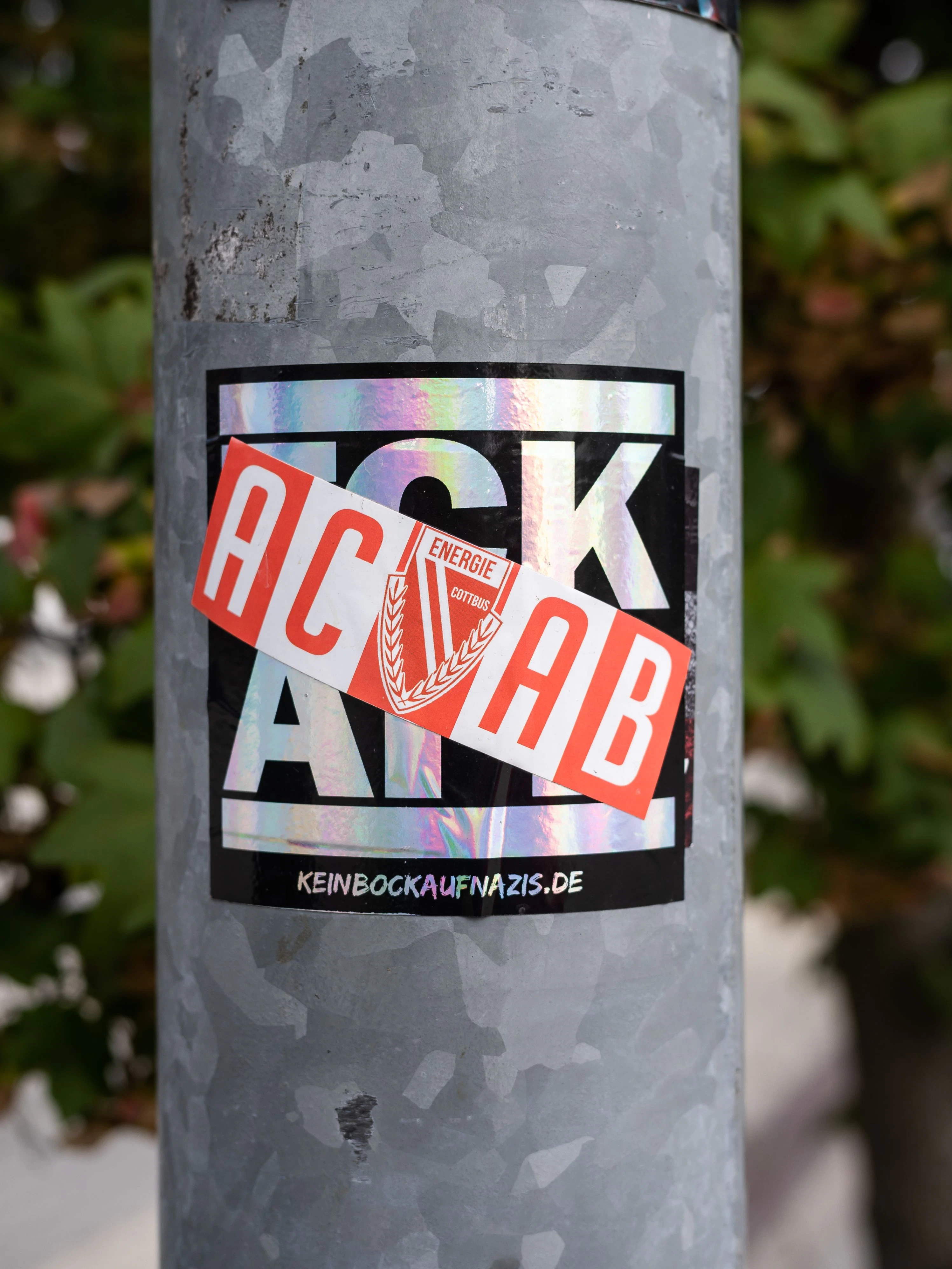 Die Codes der Straße: Wem die Botschaft der Aufkleber nicht gefällt, überklebt sie einfach.
