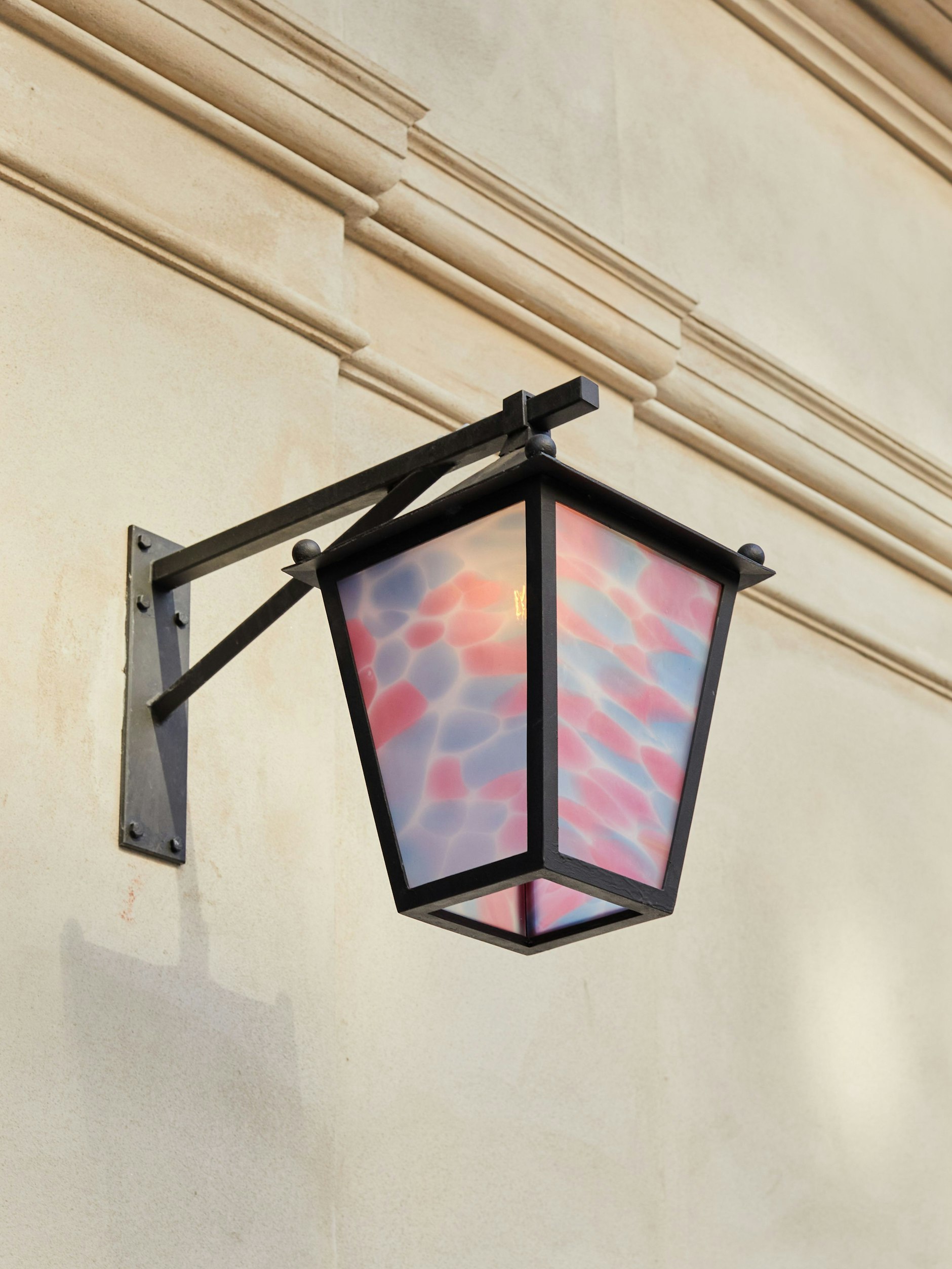 Es werde Licht: Das Lampenglas hat der Künstler Paul Hance entworfen.