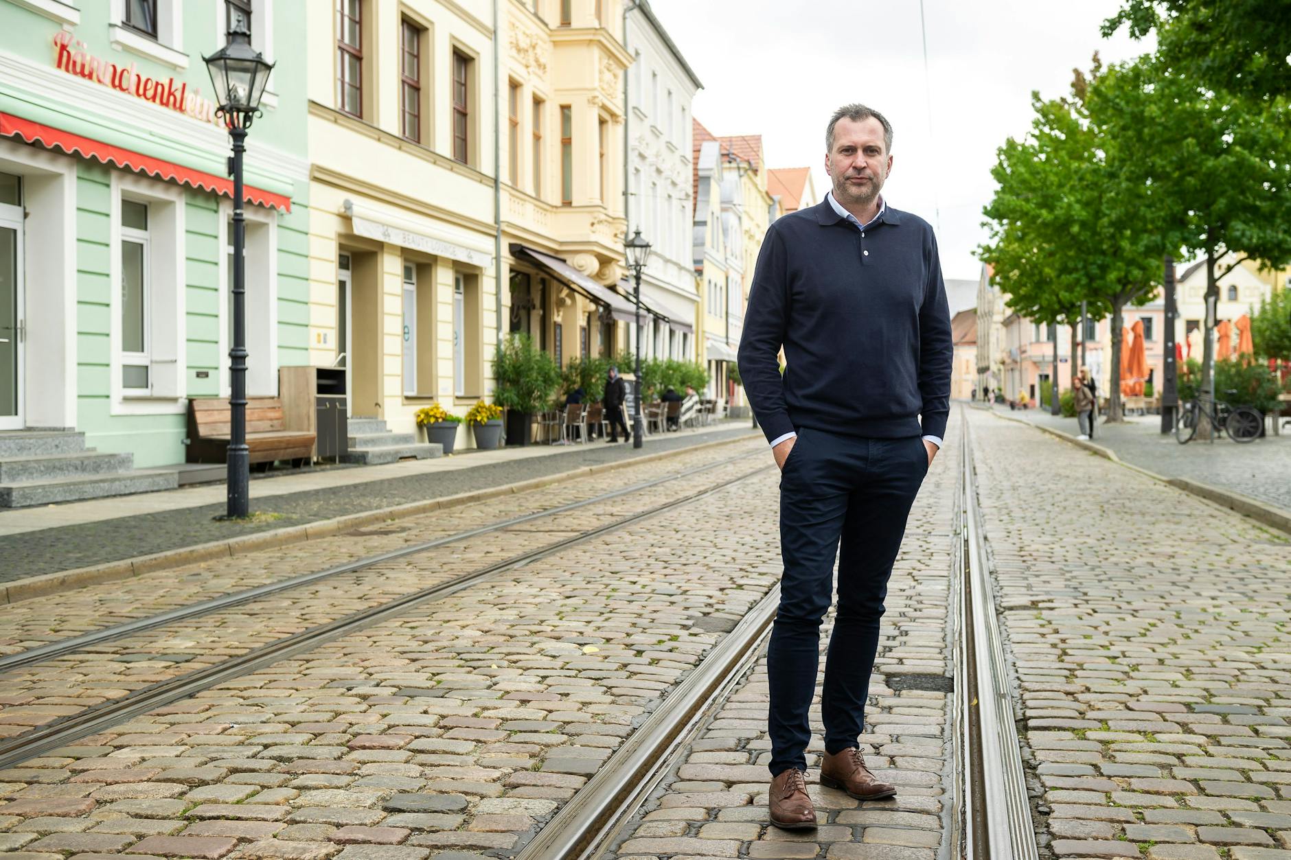 Tobias Schick am Altmarkt in Cottbus: Der SPD-Kandidat hat den ersten Wahlgang am 11. September knapp vor der AfD gewonnen.