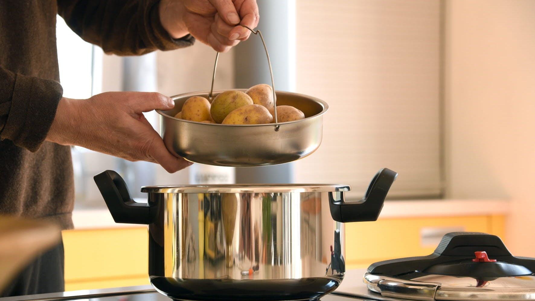 Im Schnellkochtopf werden die Lebensmittel mit einem Einsatz über Dampf gegarrt.