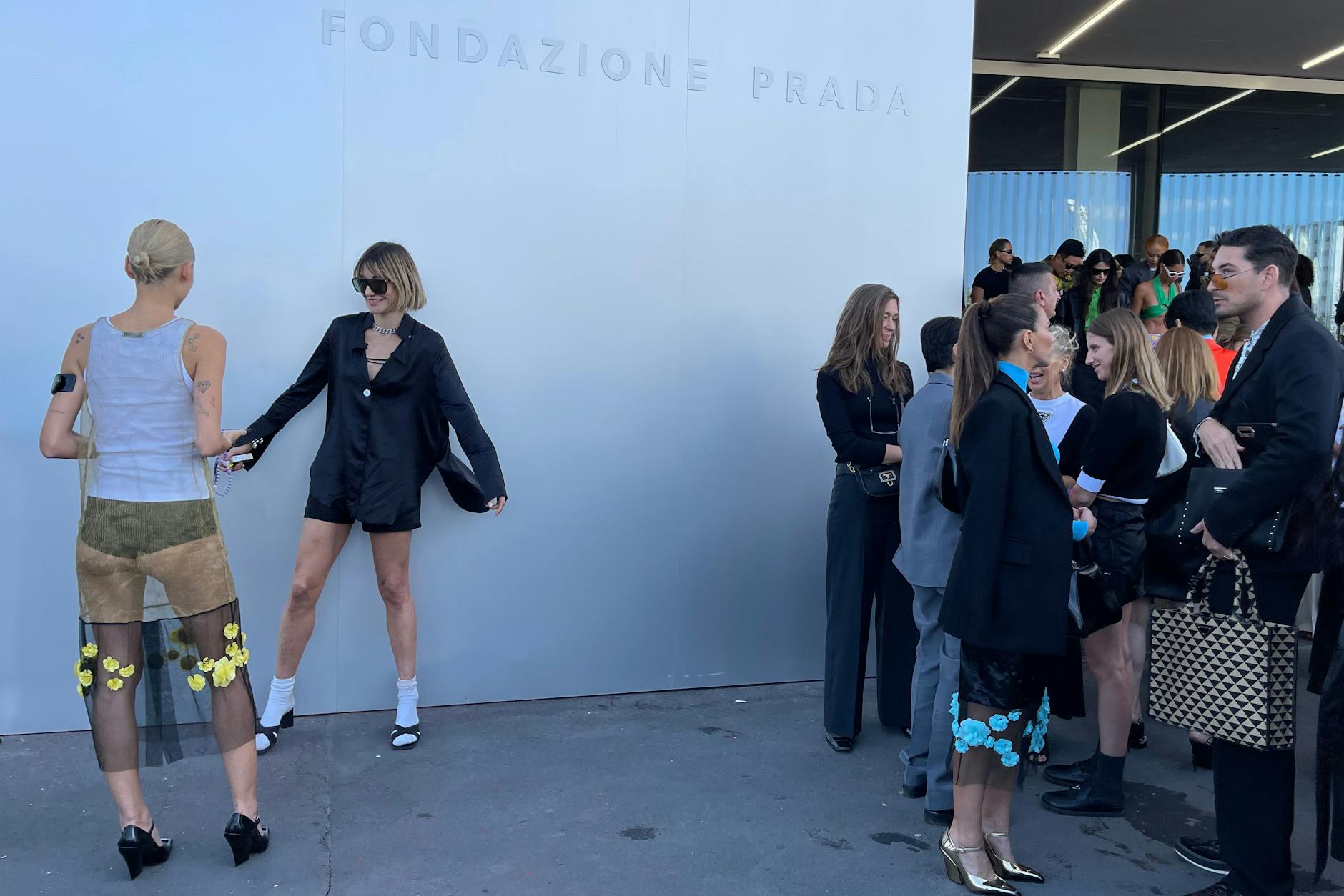 Fotos und Fun: Die Stimmung am Eingang ist ausgelassen. 