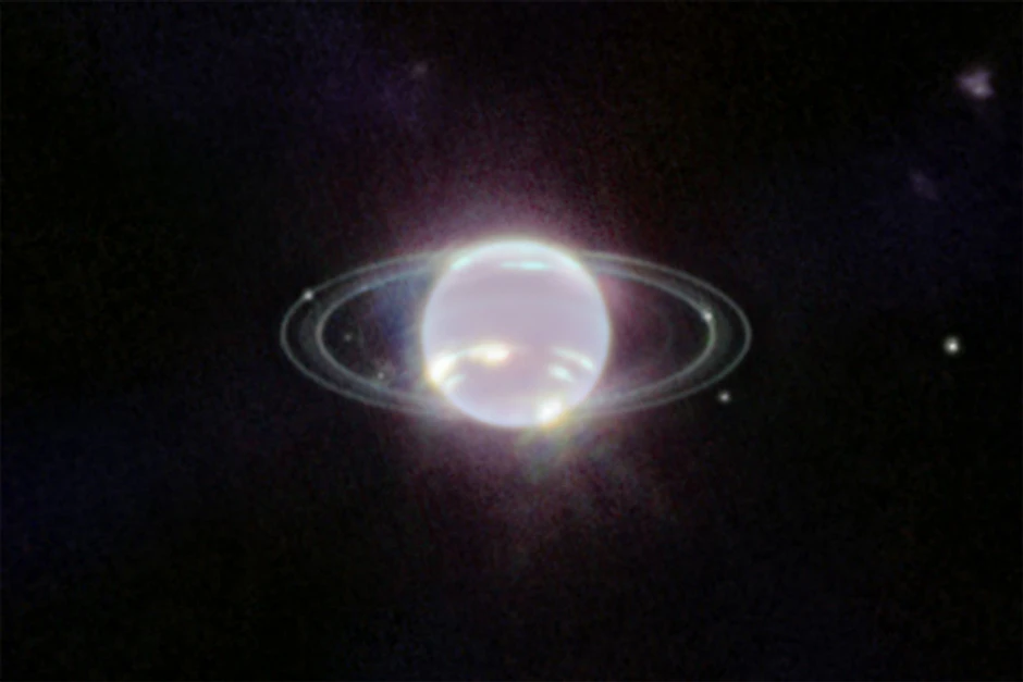 Der Planet Neptun schwebt im Zentrum einiger Ringe. Die Ringe wurden durch den&nbsp;Einsatz der Nahinfrarotkamera (NIRCam) zum ersten Mal seit mehr als drei Jahrzehnten in vollem Fokus sichtbar.