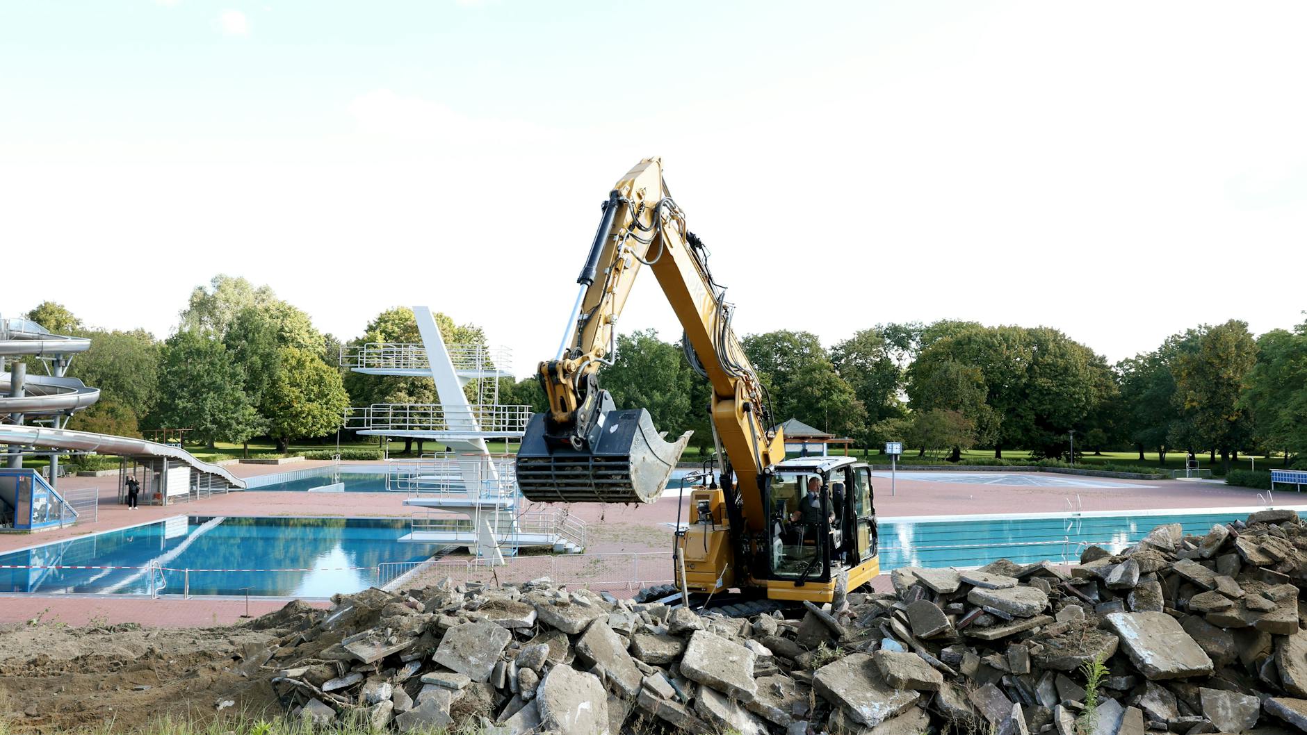 Im Sommerbad Pankow wird die Sonnenterrasse saniert. Seit Montag wird die alte Terrasse abgerissen. 