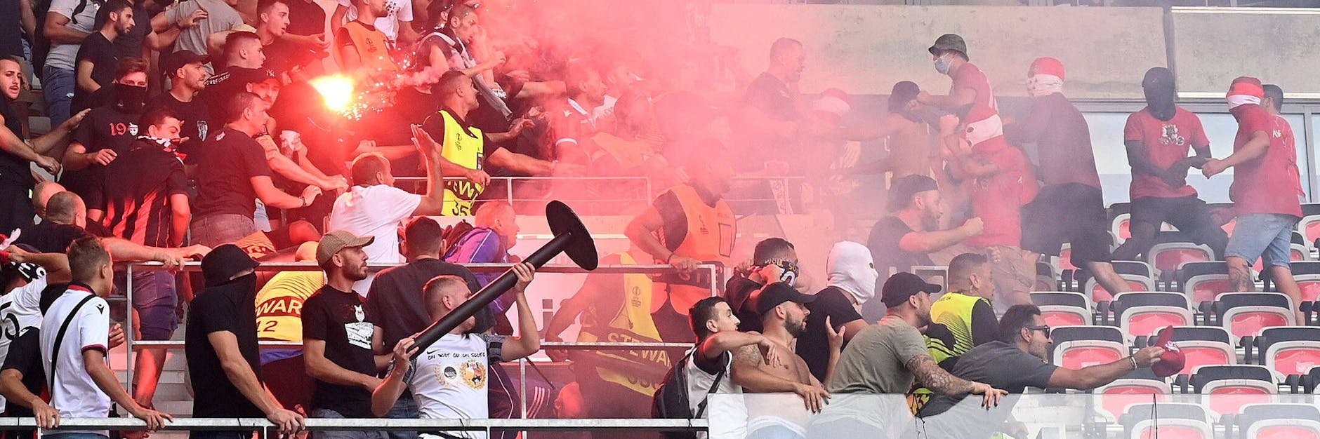 Sind solche schlimmen Ausschreitungen wie beim Spiel des 1. FC Köln in Nizza auch in der Bundesliga möglich? Die Polizei warnt vor einer Eskalation der Gewalt. 