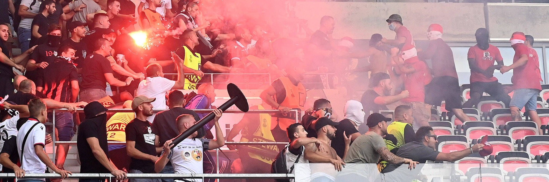 Sind solche schlimmen Ausschreitungen wie beim Spiel des 1. FC Köln in Nizza auch in der Bundesliga möglich? Die Polizei warnt vor einer Eskalation der Gewalt.&nbsp;