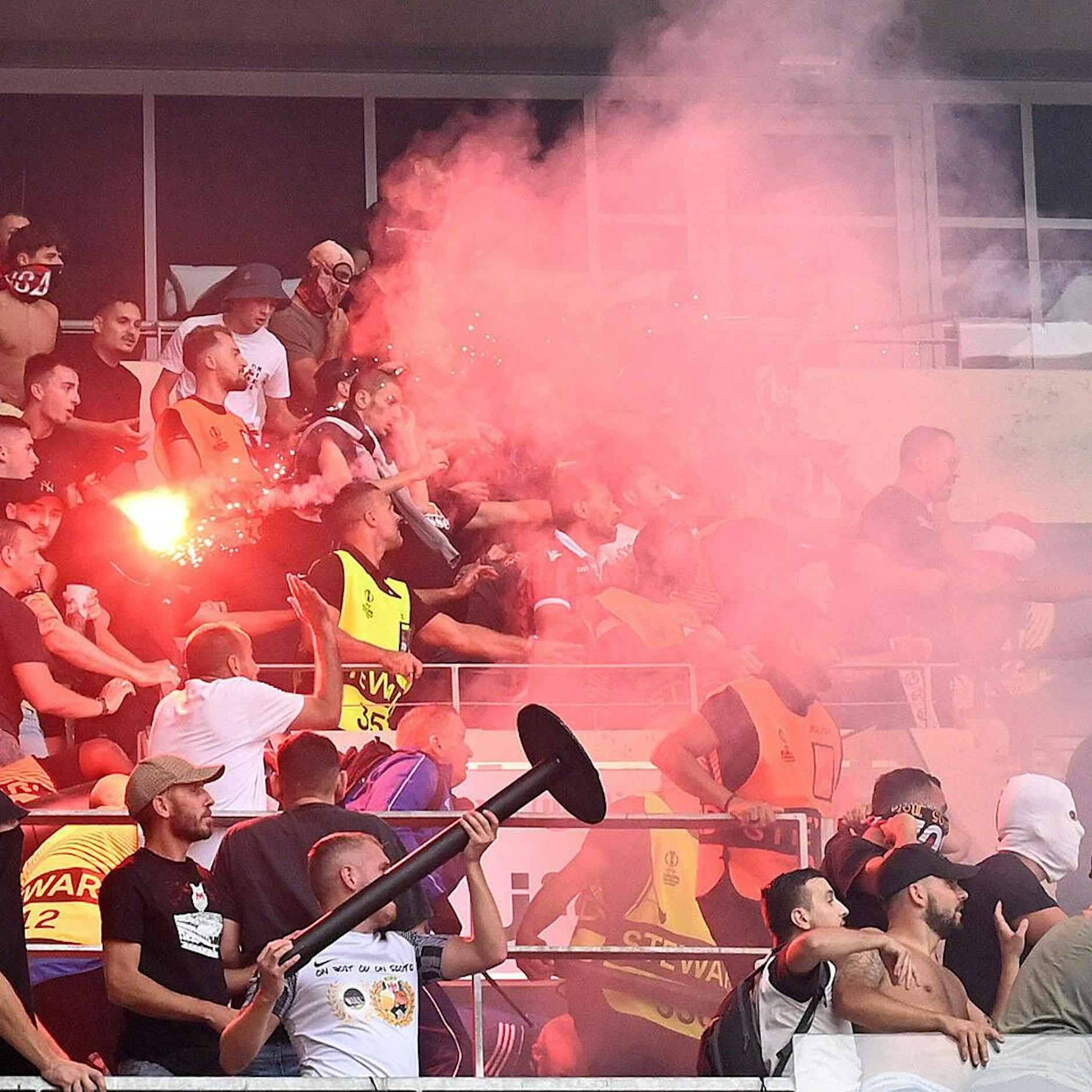 Panikmache oder brutale Realität? Polizei warnt vor Mord und Totschlag im Fußball