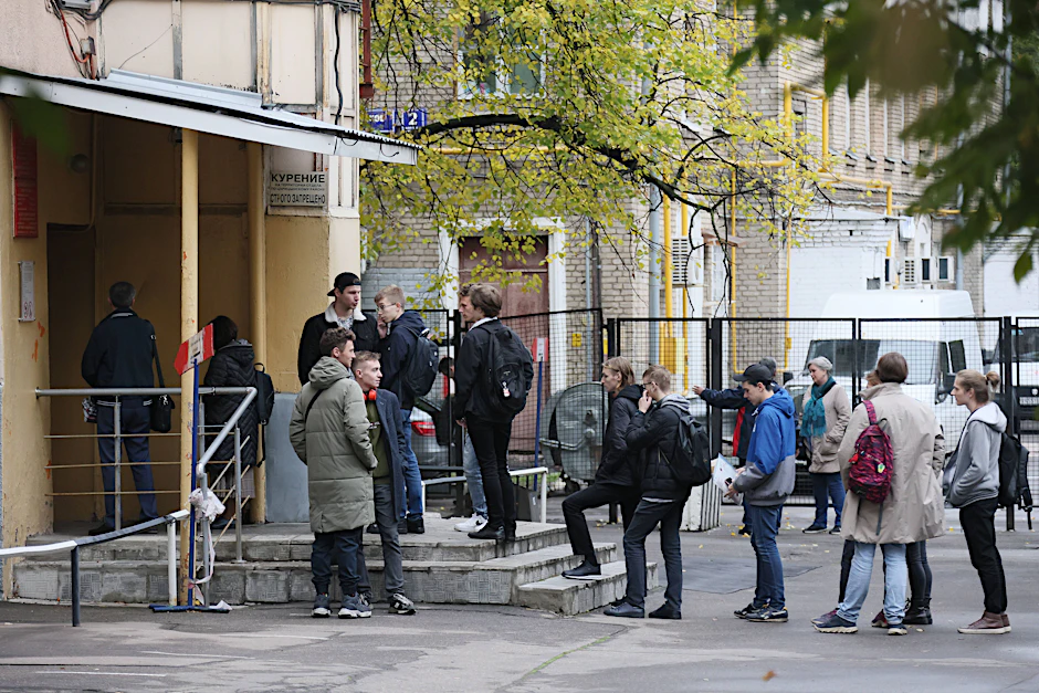 Menschen stehen Schlange vor einem Militärkommissariat im Süden Moskaus.