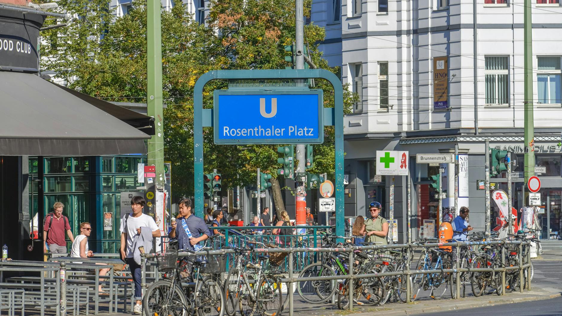 Der Rosenthaler Platz gilt als Touri-Falle. Dazu kommt der Verkehrslärm von der Torstraße - eigentlich kein Kiez für Menschen, die Ruhe suchen und finden wollen.