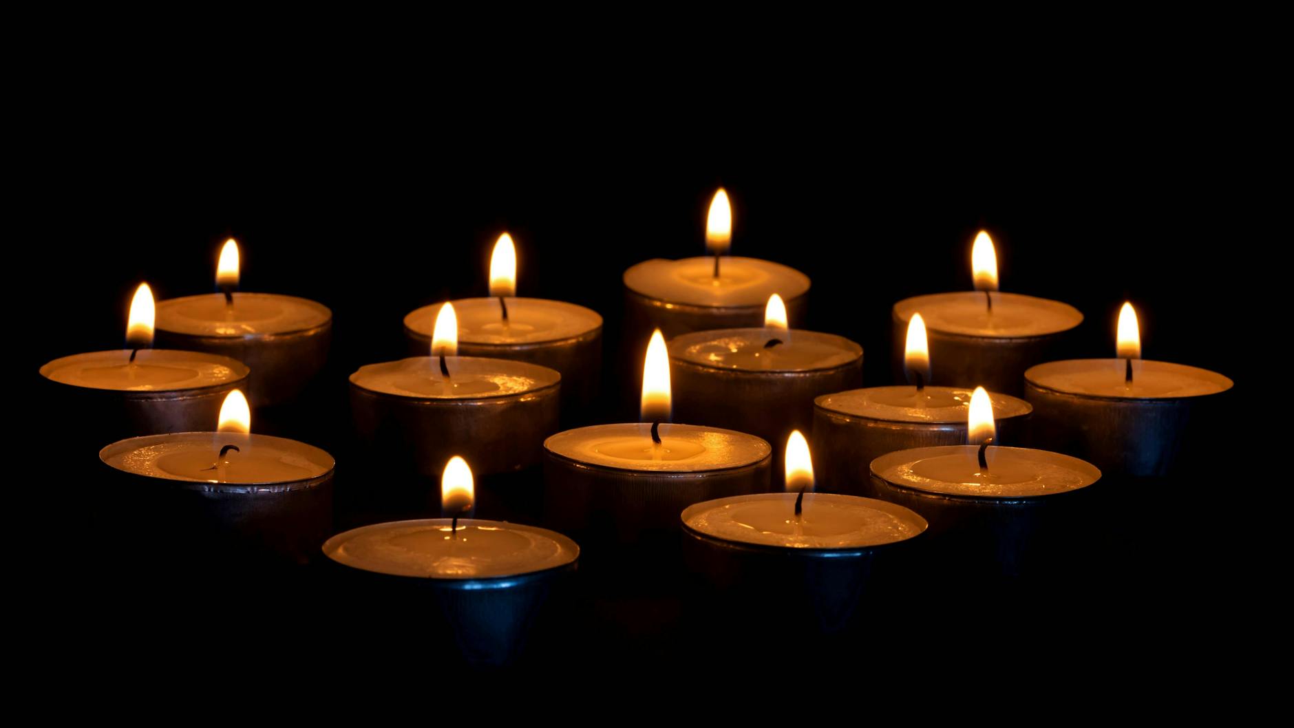 Sorgen für Gemütlichkeit und Wärme: Mit Teelichtern kann man die Raumtemperatur um bis zu 2 Grad erhöhen.