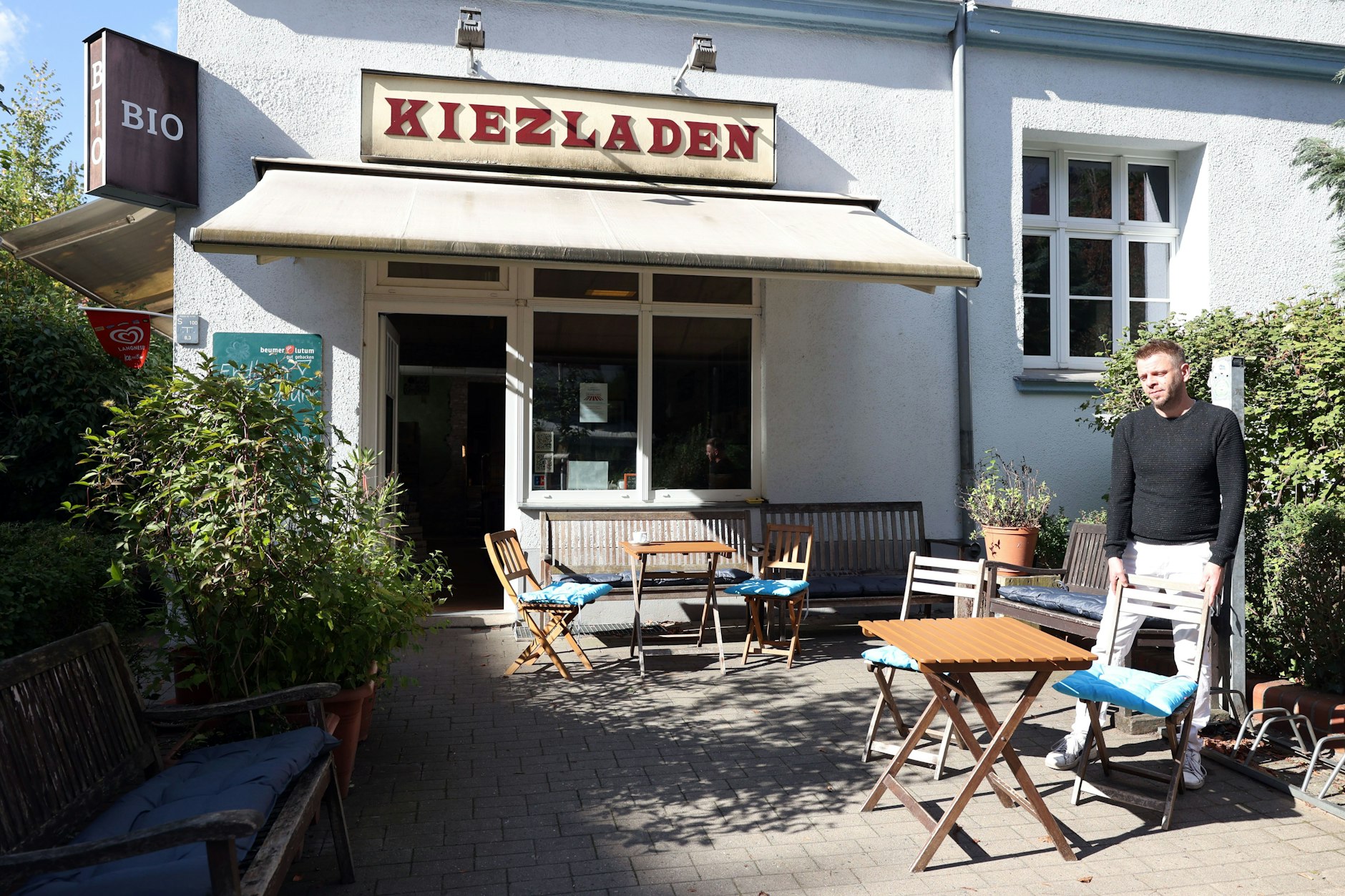 Dem Kiezladen steht das Wasser bis zum Hals, deswegen gibt es am Samstag einen Flohmarkt. Chef Benjamin Doll (40) kämpft für sein Geschäft.