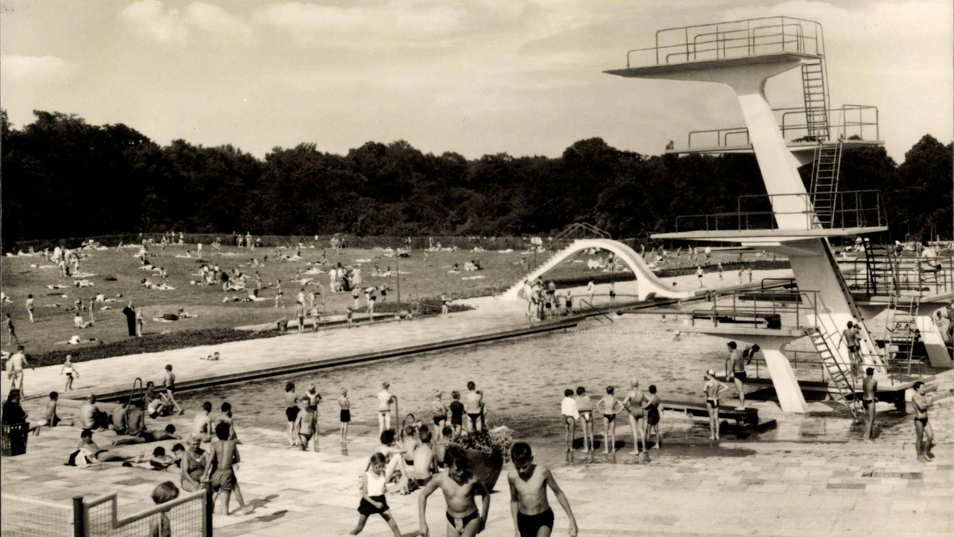 Das Freibad Pankow nach seiner Eröffnung 1960. Viele Pankower haben hier selber mit gebaut. 