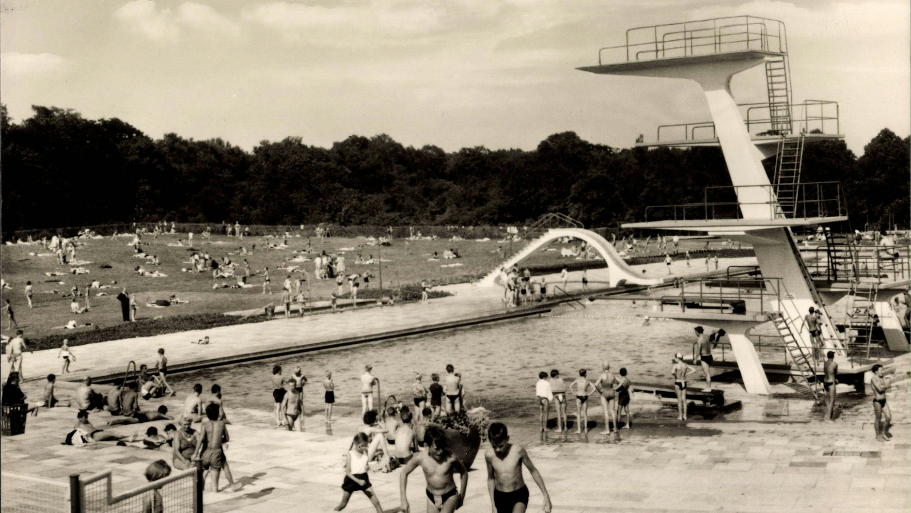 Das Freibad Pankow nach seiner Eröffnung 1960. Viele Pankower haben hier selber mit gebaut.&nbsp;
