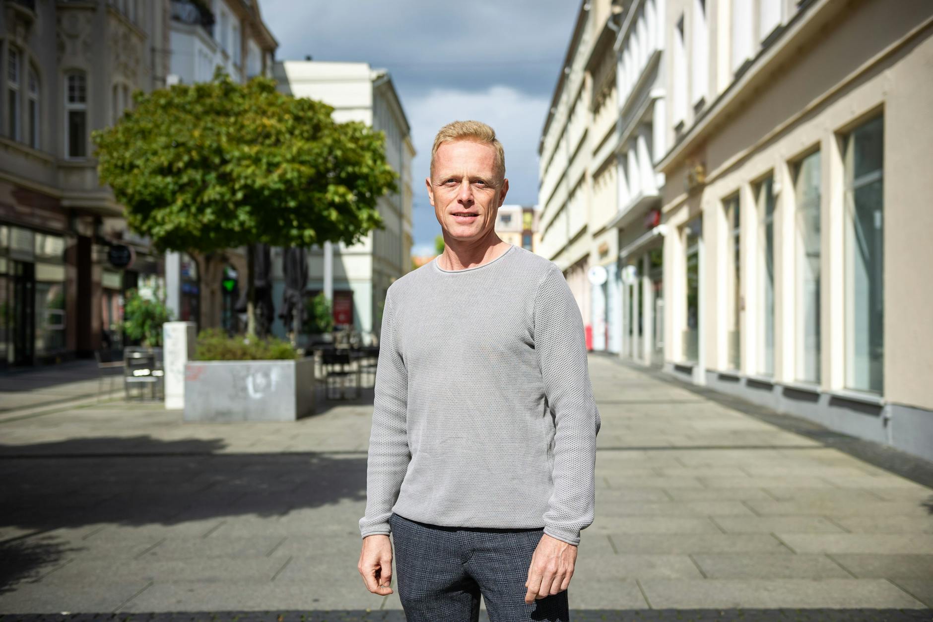 Lars Schieske von der AfD ist hauptberuflich Feuerwehrmann, sitzt derzeit aber als Abgeordneter im Potsdamer Landtag und will nun Oberbürgermeister in Cottbus werden.