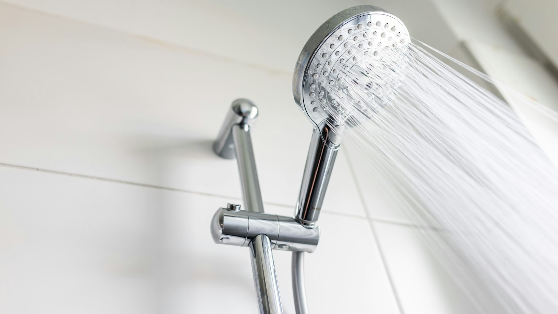 Wer einen Sparduschkopf installiert, spart mehrere Hundert Euro im Jahr.