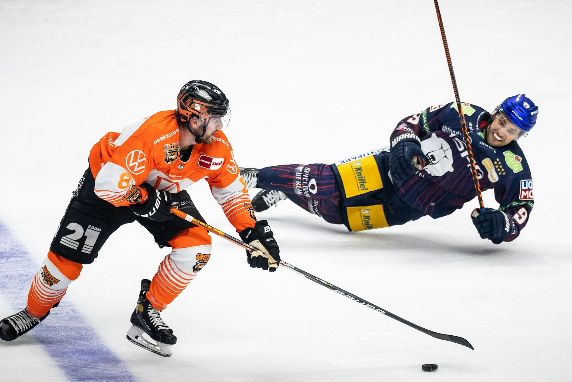 Autsch! Die Eisbären - wie hier Jan Nijenhuis gegen Jordan Murray - sind schon wieder hart auf dem kalten Untergrund gelandet.