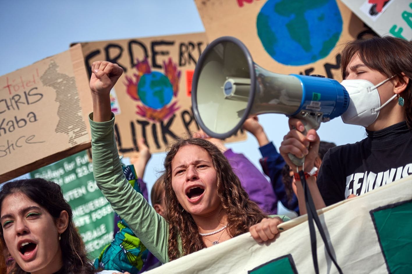Berlin: Junge Demonstranten gehen für mehr Klimaschutz auf die Straße.