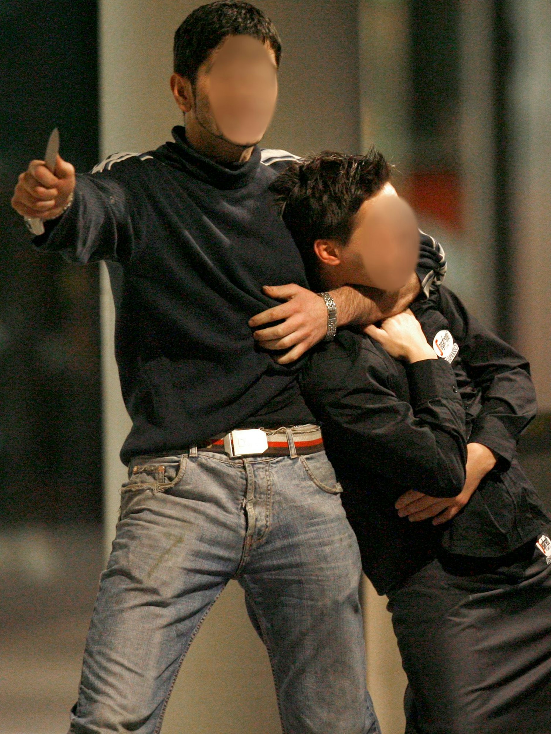 2007 nimmt ein Mann im Berliner Hauptbahnhof einen Kellner mehrere Stunden lang als Geisel. Das SEK beendet die Geiselnahme.