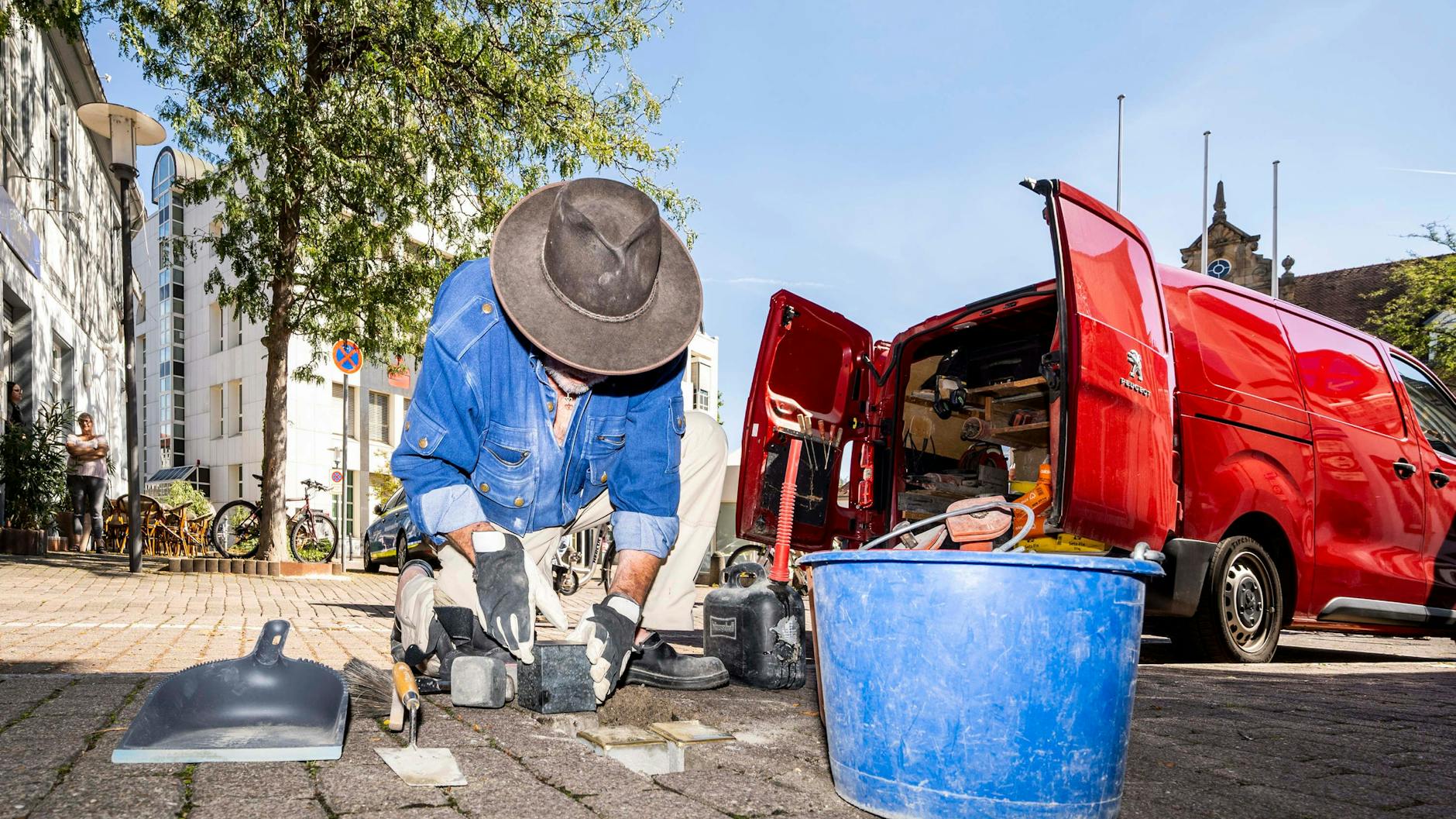 Der Berliner Künstler Gunter Demnig verlegt Stoplersteine.