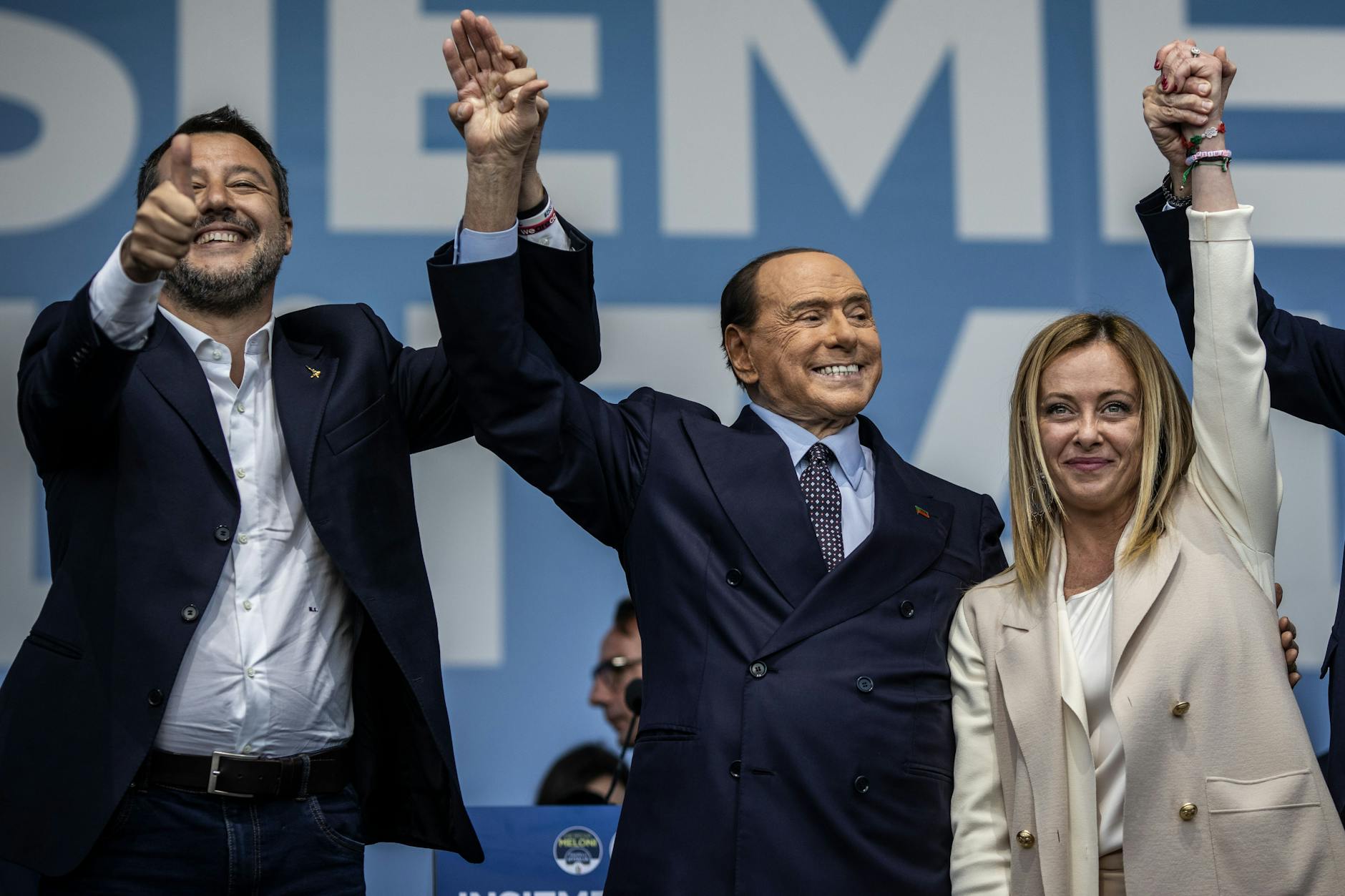 Matteo Salvini (l.-r.), Vorsitzender der Lega-Partei, Silvio Berlusconi, Vorsitzender der Forza Italia, und Giorgia Meloni, Vorsitzende der rechtsextremen Fratelli d'Italia, demonstrieren bei der Wahl-Abschlusskundgebung Einigkeit.