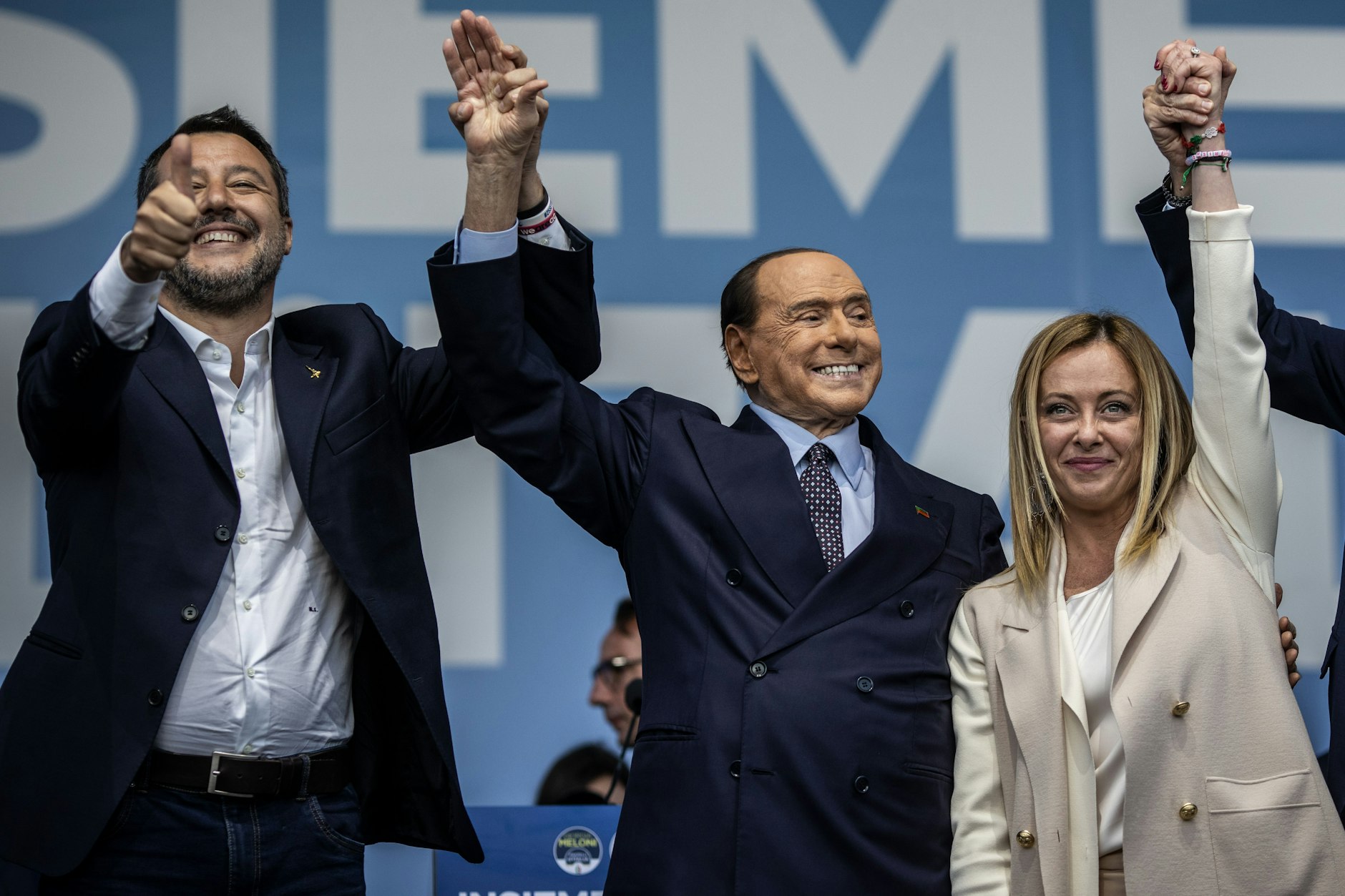 Matteo Salvini (l.-r.), Vorsitzender der Lega-Partei, Silvio Berlusconi, Vorsitzender der Forza Italia, und Giorgia Meloni, Vorsitzende der rechtsextremen Fratelli d'Italia, demonstrieren bei der Wahl-Abschlusskundgebung Einigkeit.
