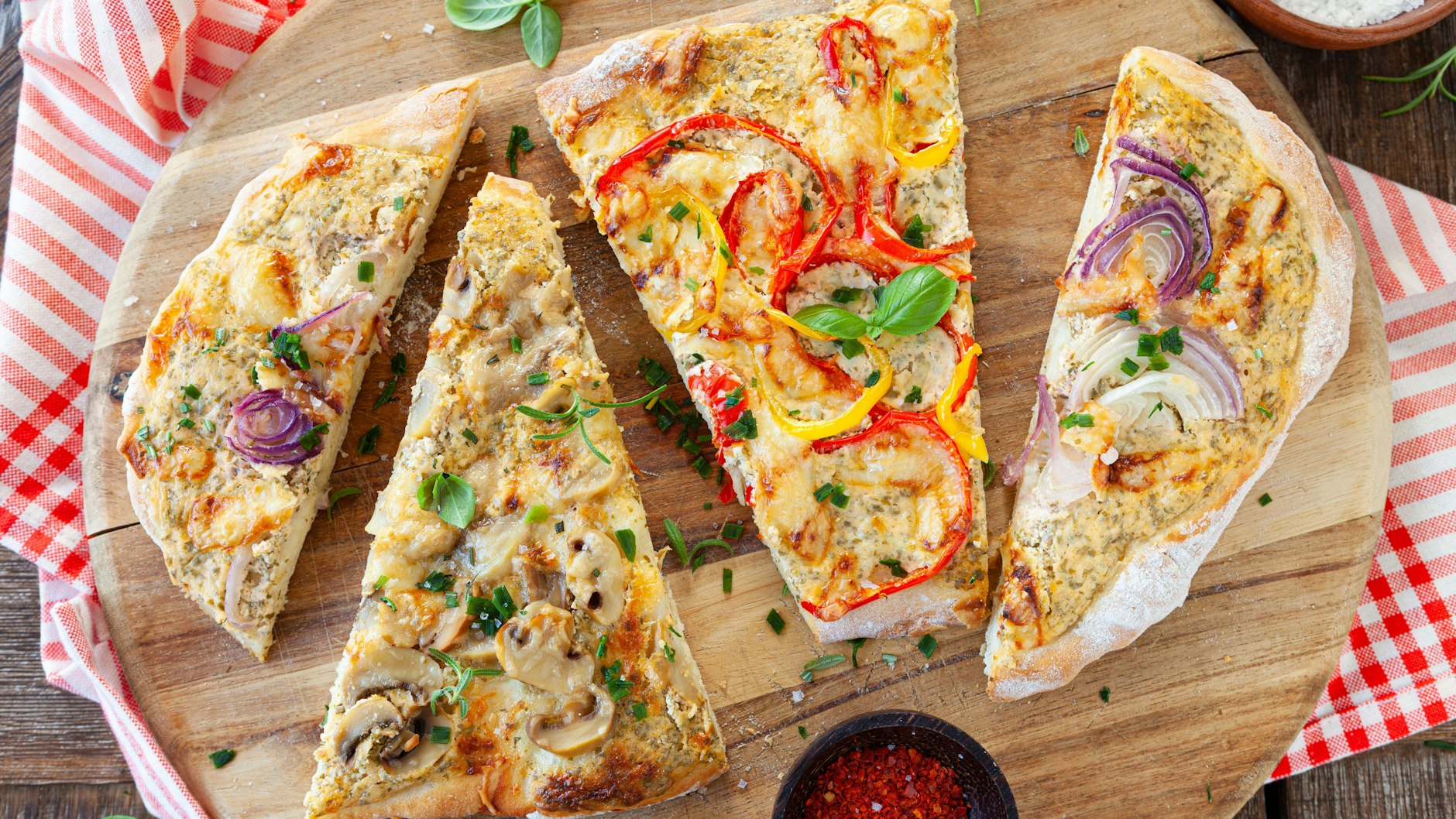 Wer möchte, kann beim Belegen des Flammkuchens auch vom Rezept abweichen, verschiedene Zutaten ausprobieren.