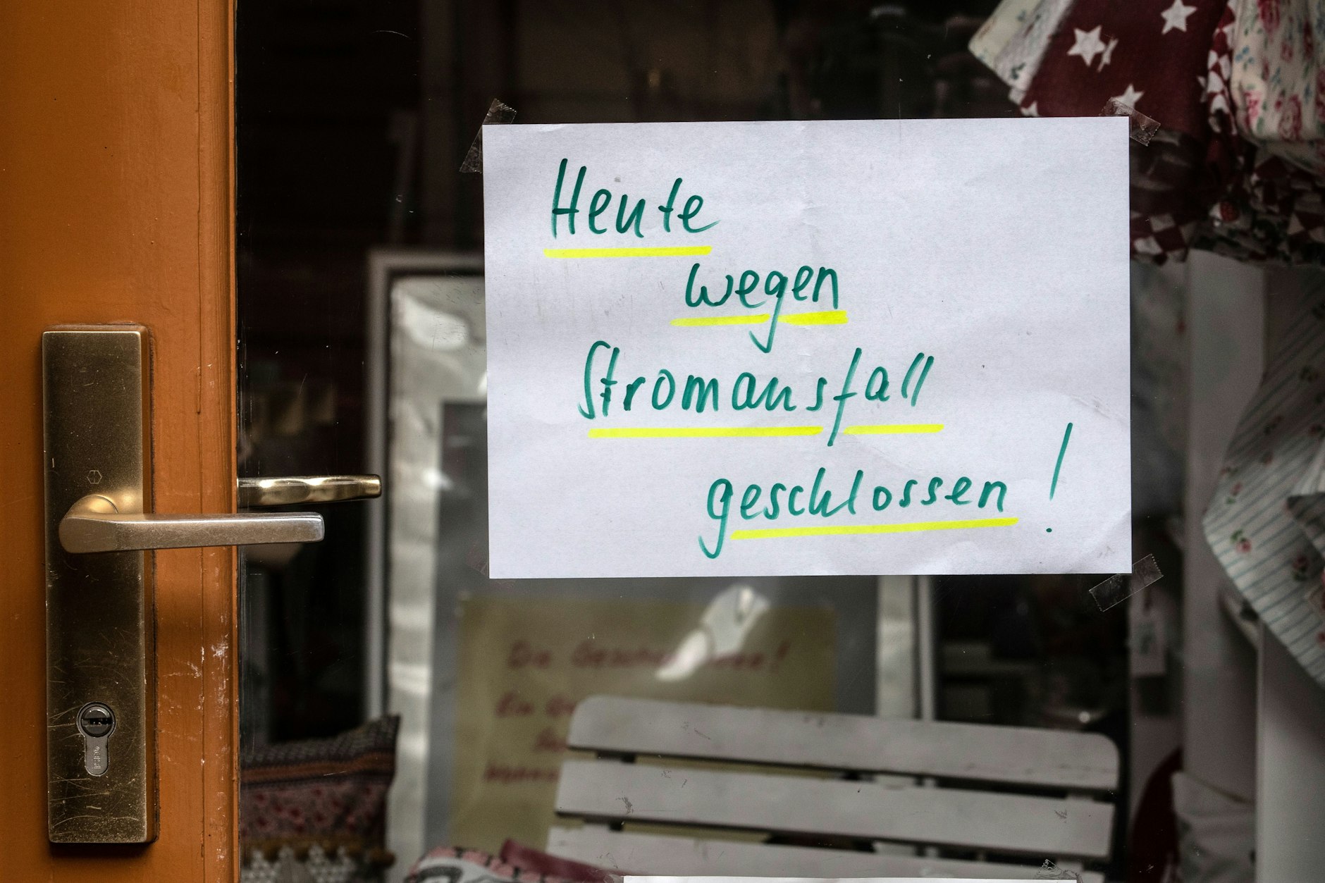 Schilder, die Stromausfälle verkündigen. Werden wir uns im Winter daran gewöhnen müssen? (Symbolbild)