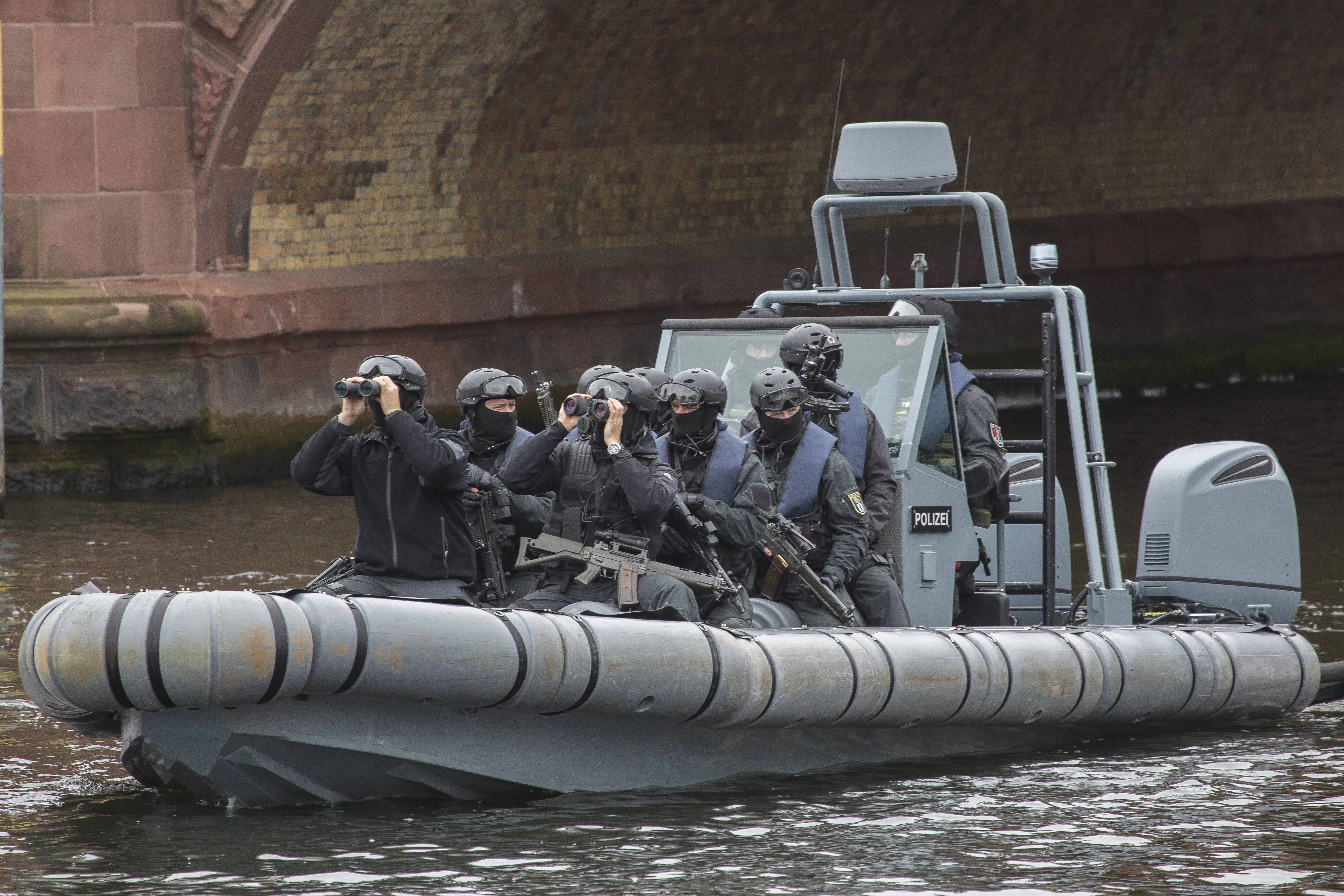 Ausschau nach möglichen Attentätern: Manchmal unternehmen die Männer vom Berliner SEK auch eine Bootstour durchs Regierungsviertel - wie 2015 beim Besuch von Queen Elizabeth.