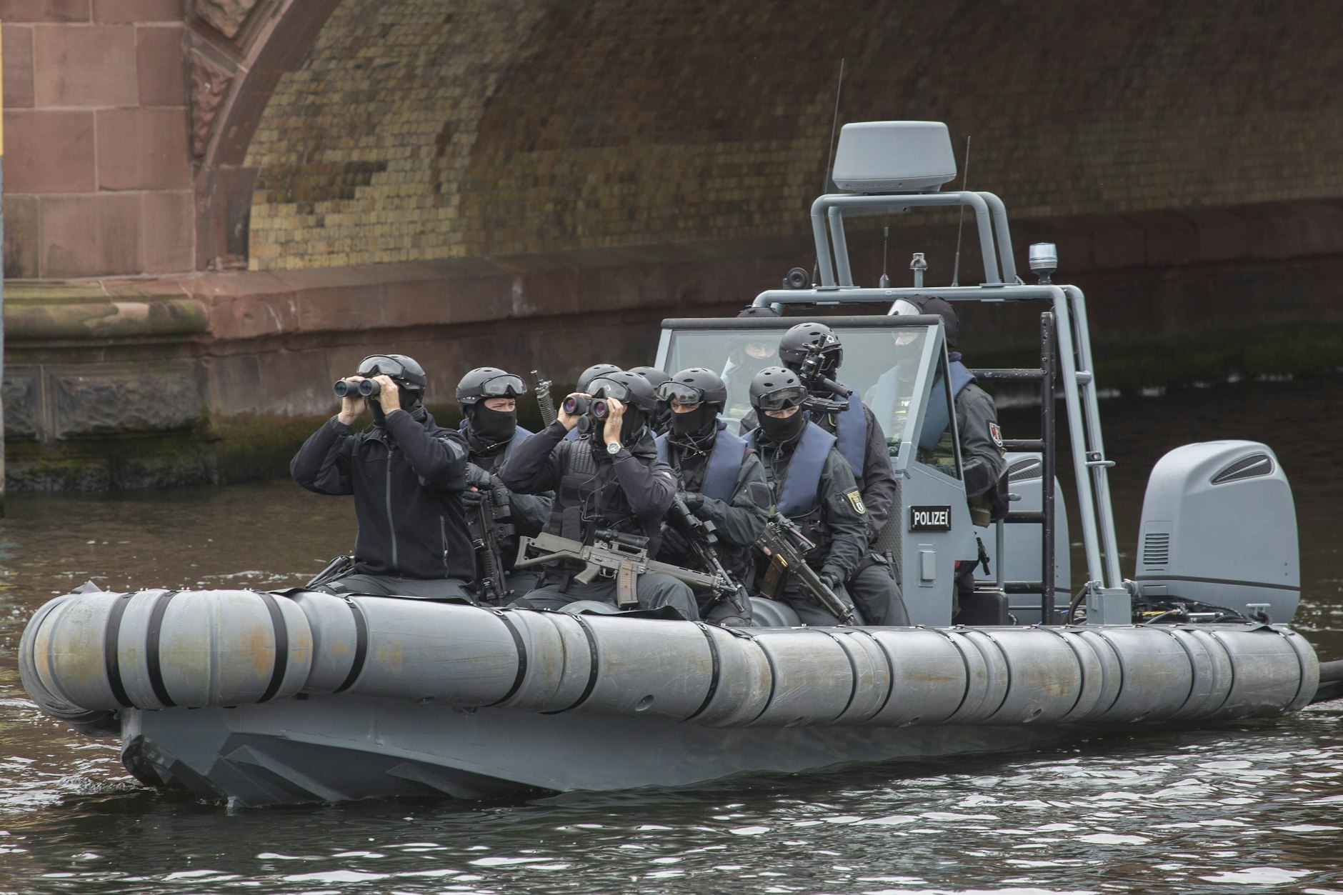 Ausschau nach möglichen Attentätern: Manchmal unternehmen die Männer vom Berliner SEK auch eine Bootstour durchs Regierungsviertel - wie 2015 beim Besuch von Queen Elizabeth.