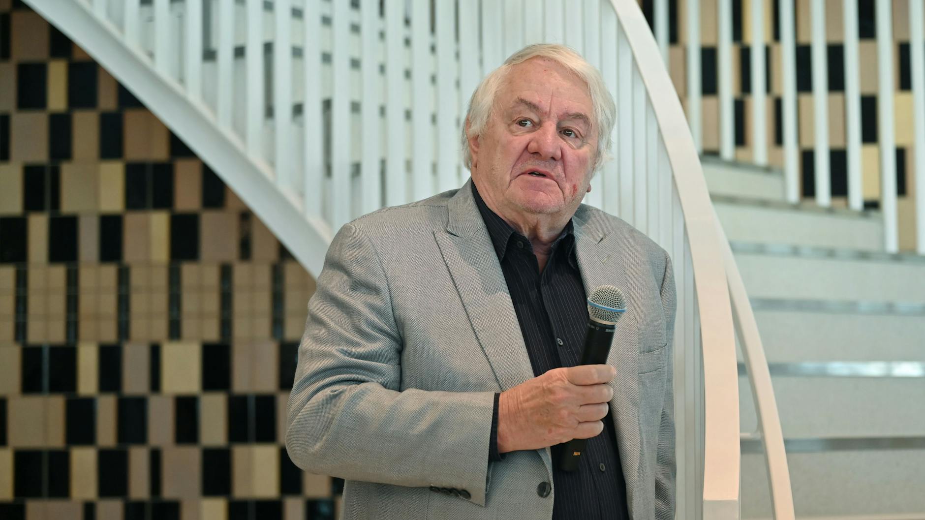Hasso Plattner, Mitbegründer des IT-Unternehmens SAP und Mäzen, spricht zur Pressevorbesichtigung im „Das Minsk Kunsthaus in Potsdam“.