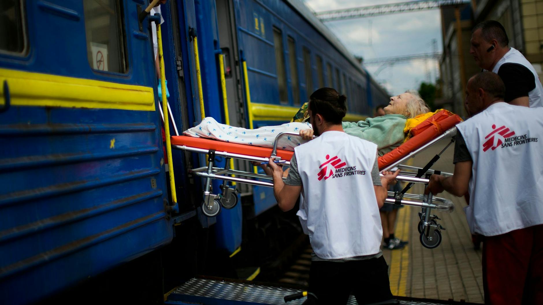 Viele Patienten werden mit Evakuierungszügen aus den zerstörten Gebieten der Ostukraine in Städte wie Lwiw gebracht. Dort ist es wesentlich sicherer als im Osten des Landes.