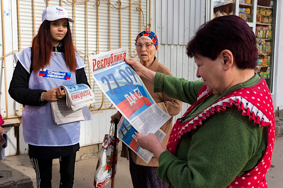 Wähler in einem Wahllokal in der von russisch unterstützten Separatisten kontrollierten Volksrepublik Donezk in der Ostukraine.