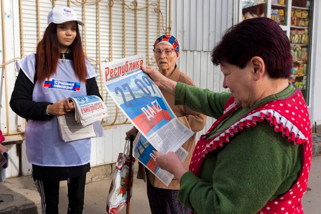 Berichte über Zwang bei „Referenden“ in russisch kontrollierten Gebieten der Ukraine