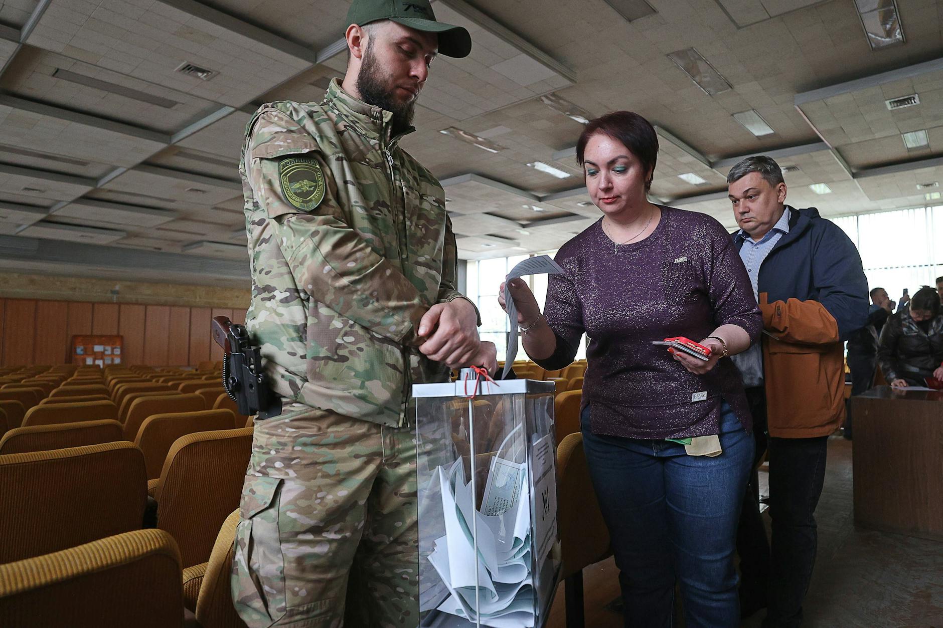 Wähler in einem Wahllokal in der von russisch unterstützten Separatisten kontrollierten Volksrepublik Donezk in der Ostukraine.