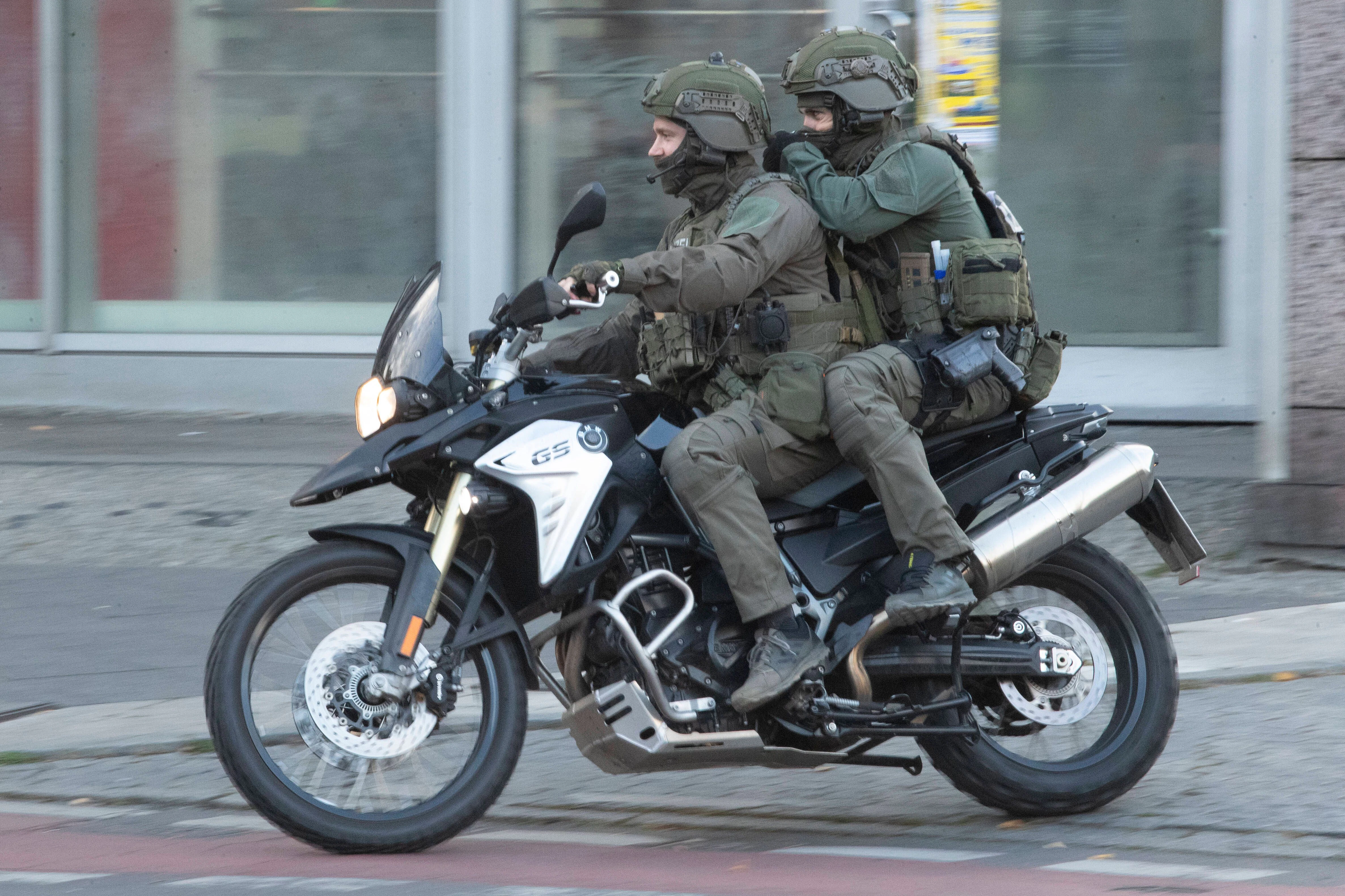Bei der Geiselnahme im Forum Köpenick 2020 kamen die Beamten des Berliner Spezialeinsatzkommandos (SEK) nicht nur im Auto zum Einsatzort.