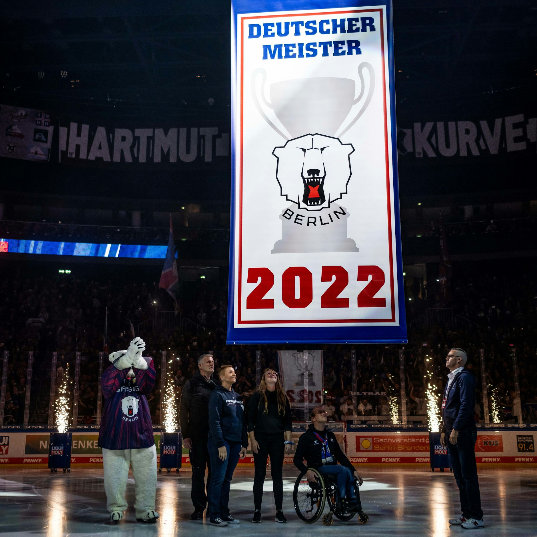 Bewegend: Vorm ersten Bully wird das Meister-Banner unters Dach der MB-Arena gezogen.