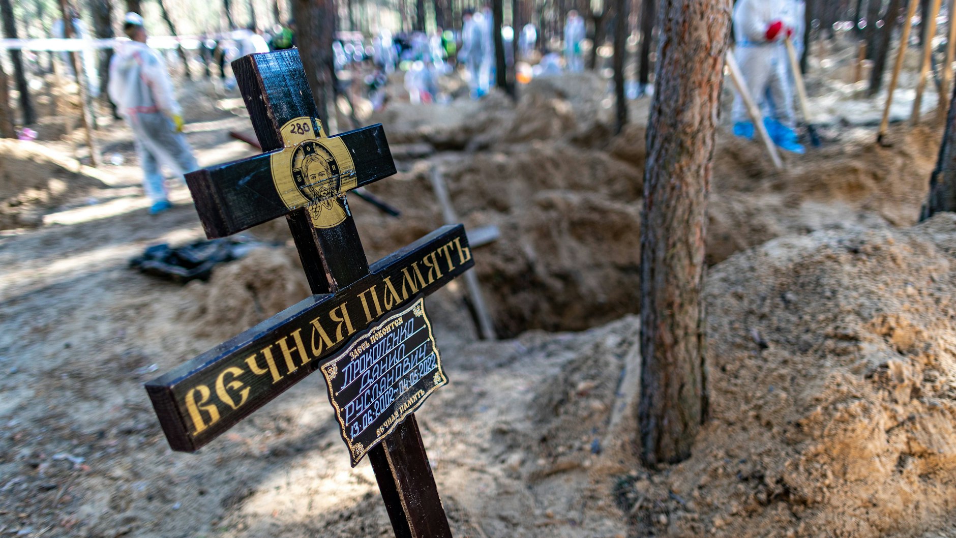 Gräber in Isjum: Spuren von Folter und Erschießungen bei Opfern.