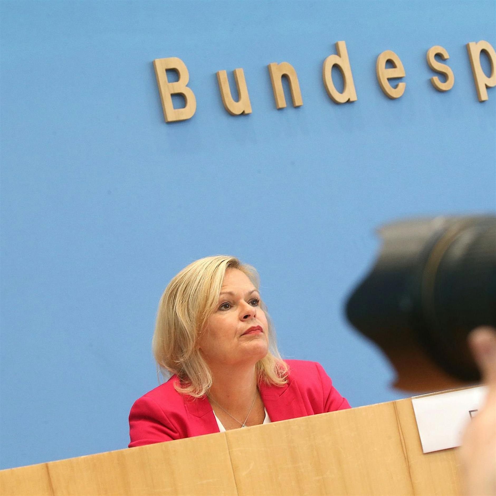 Faeser will russischen Deserteuren Schutz bieten - geht das?